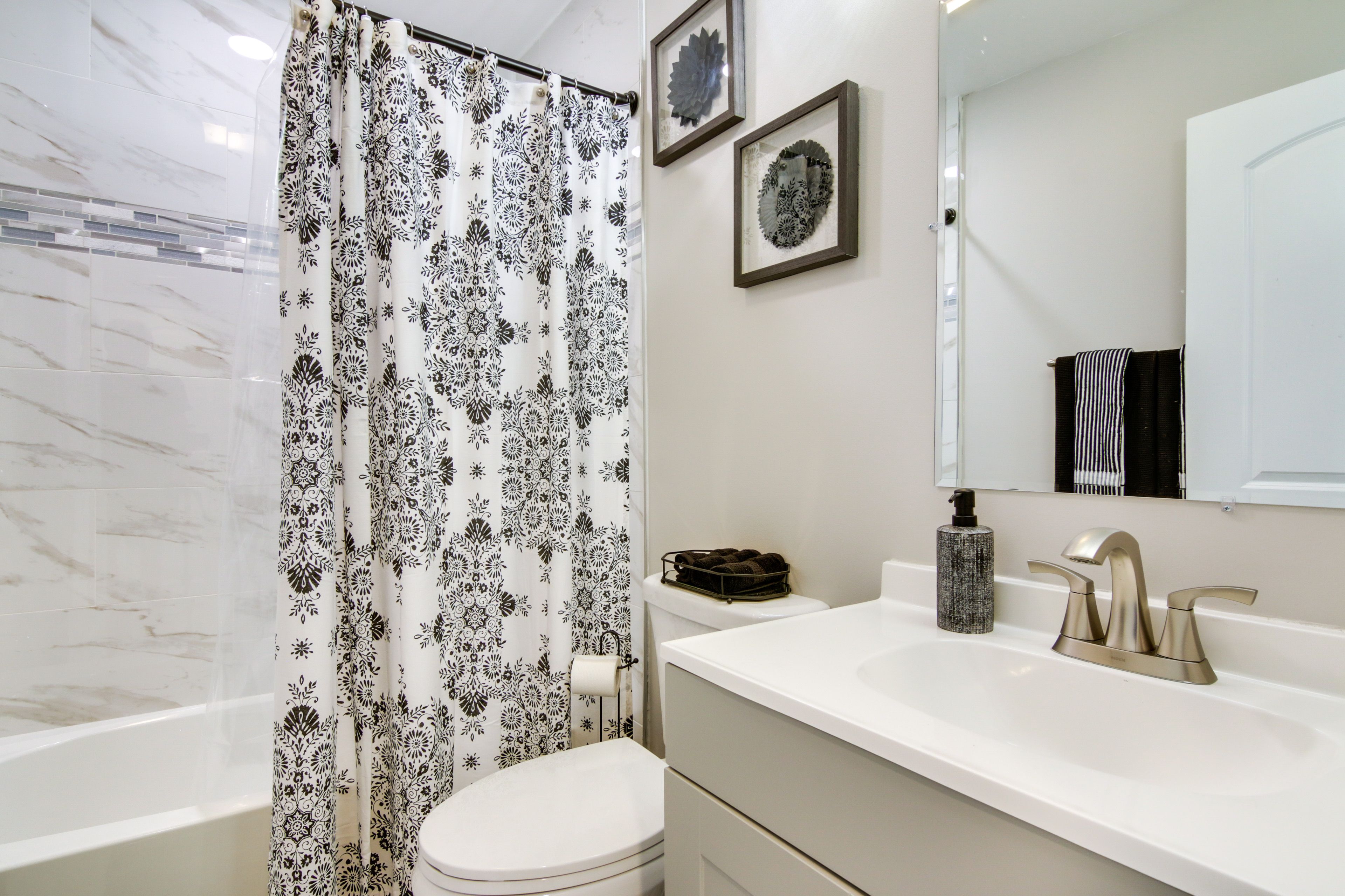 Full Bathroom | Complimentary Toiletries | 1st Floor