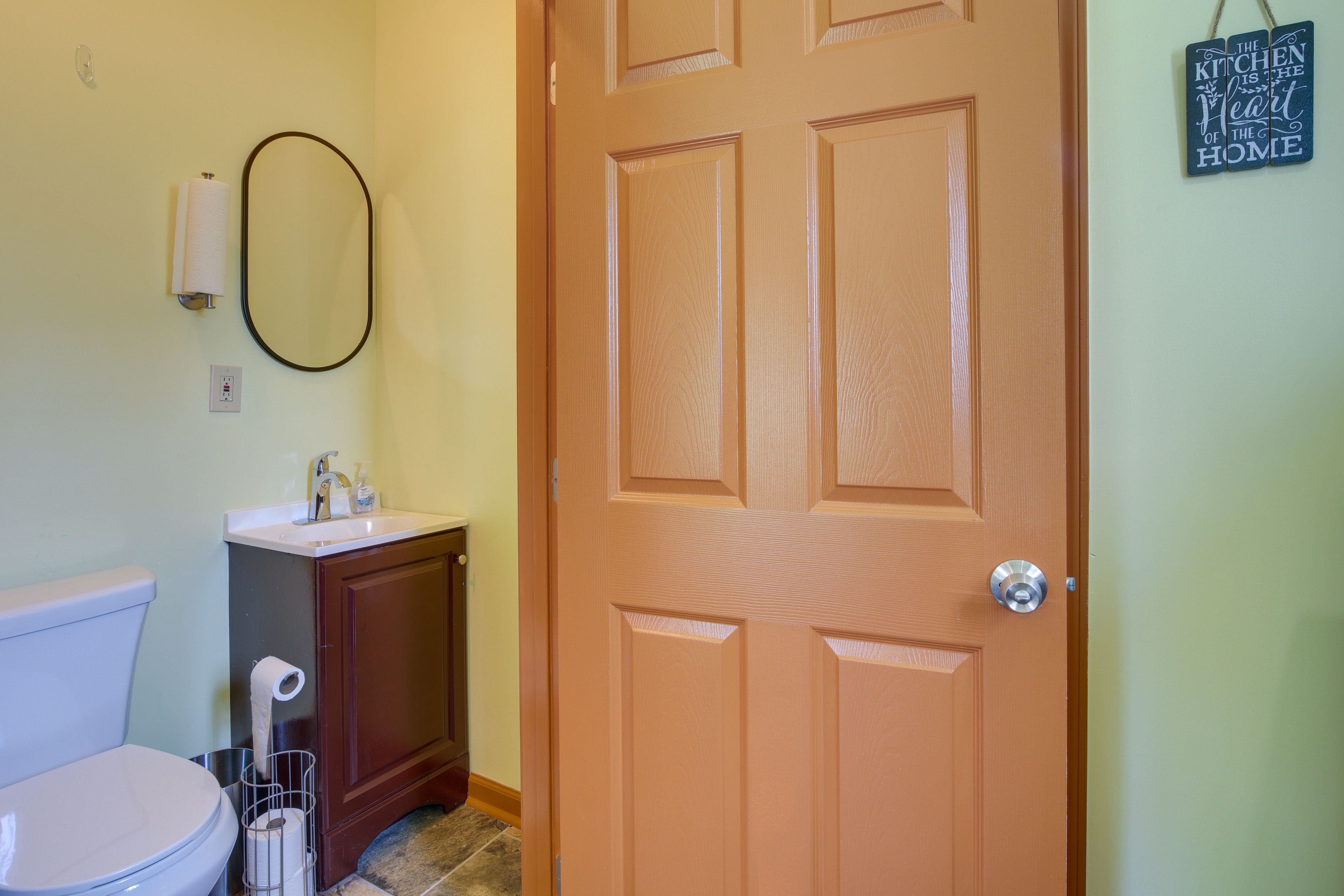 Full Bathroom | Towels Provided
