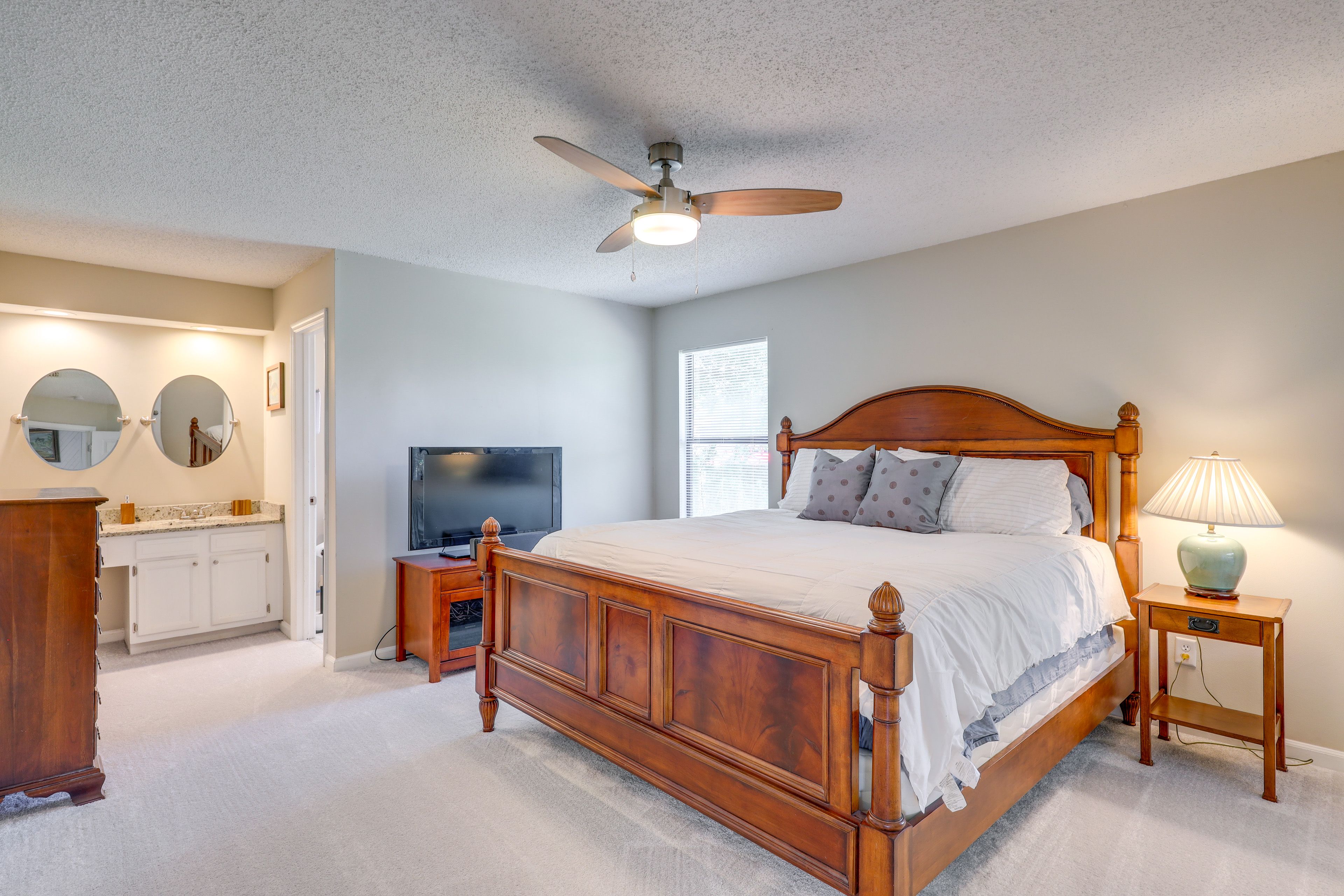 Bedroom 1 | King Bed | Linens Provided