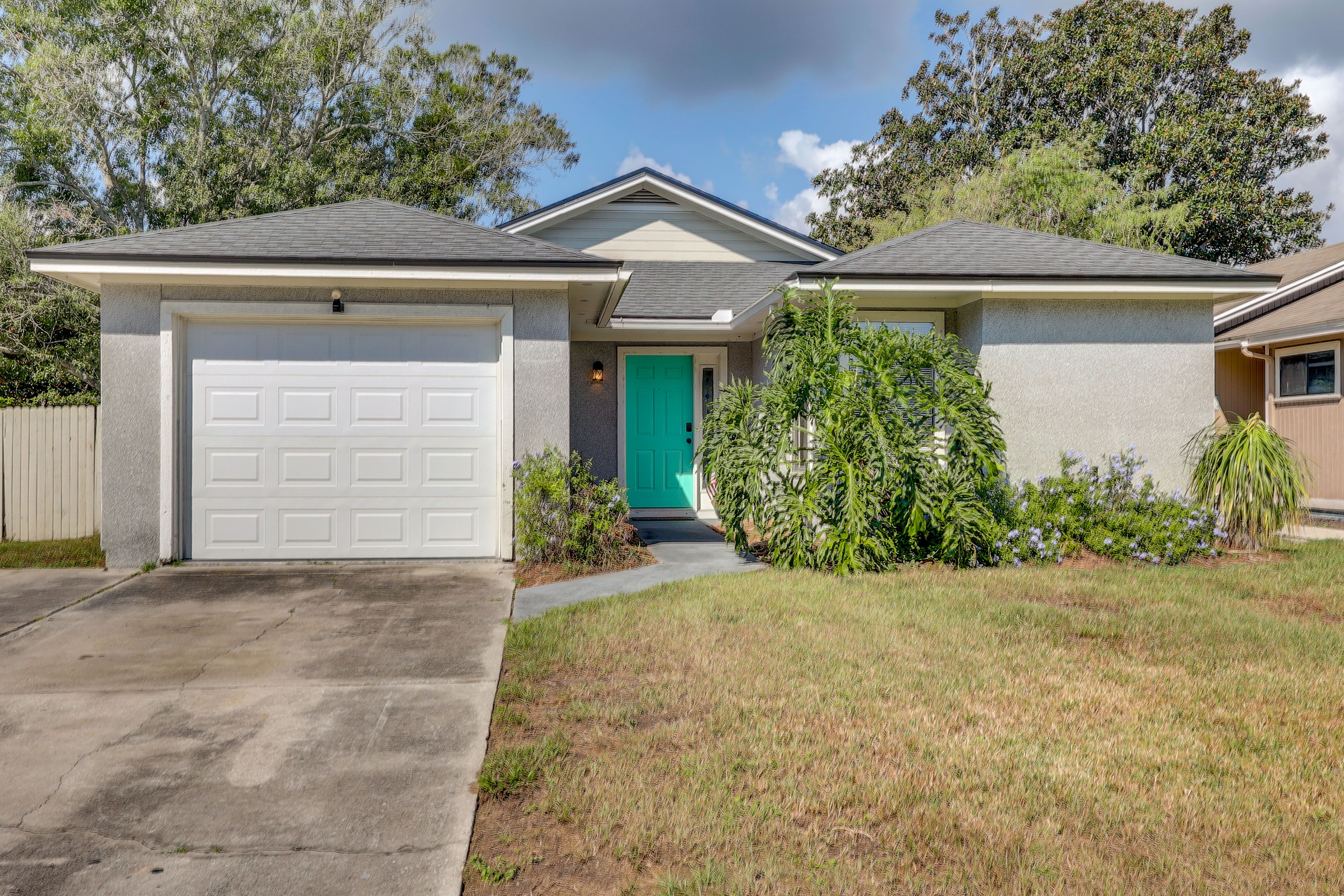 Exterior | Driveway (3 Vehicles)