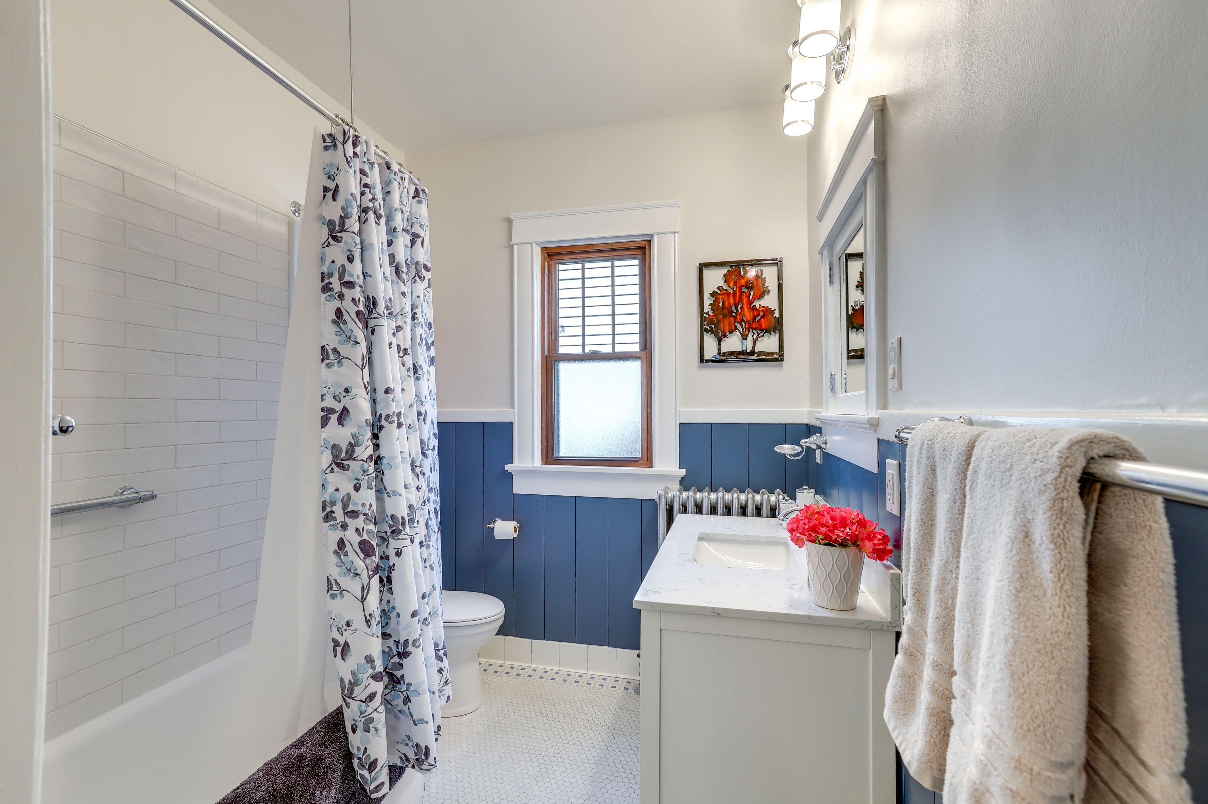 Full Bathroom | 1st Floor | Shower/Tub Combo | Complimentary Toiletries