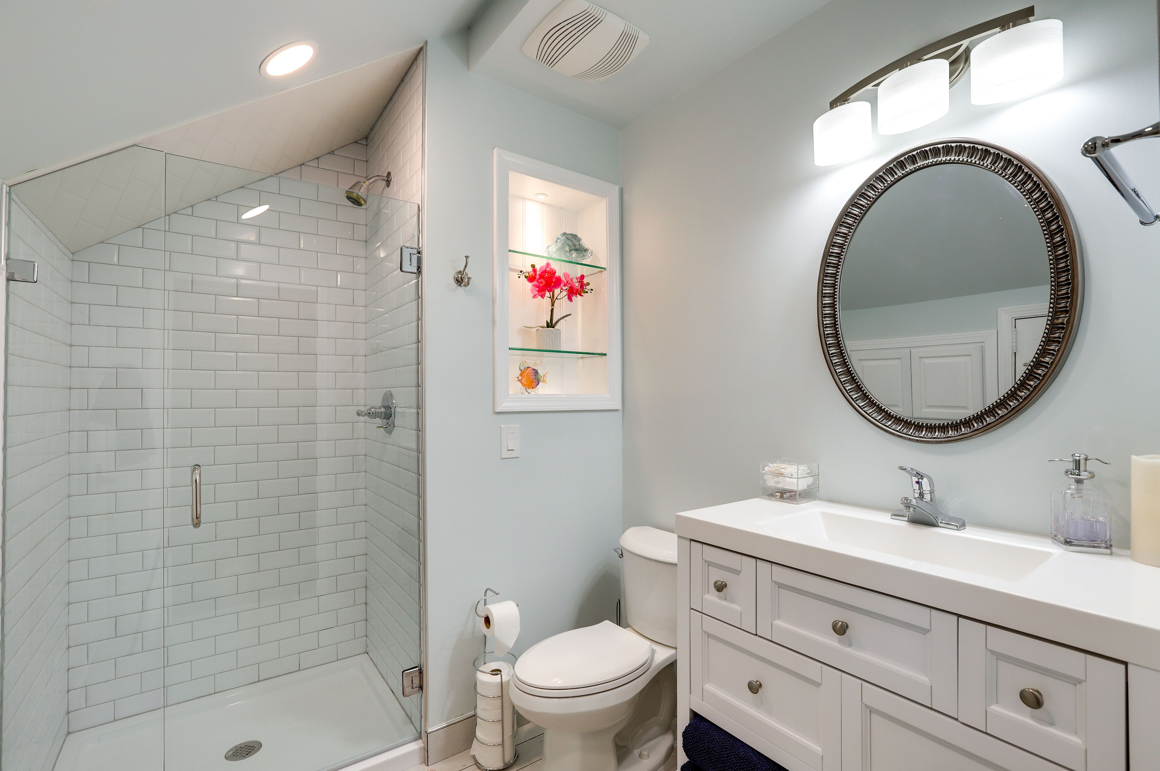 Full Bathroom | 2nd Floor | Walk-In Shower | Towels Provided