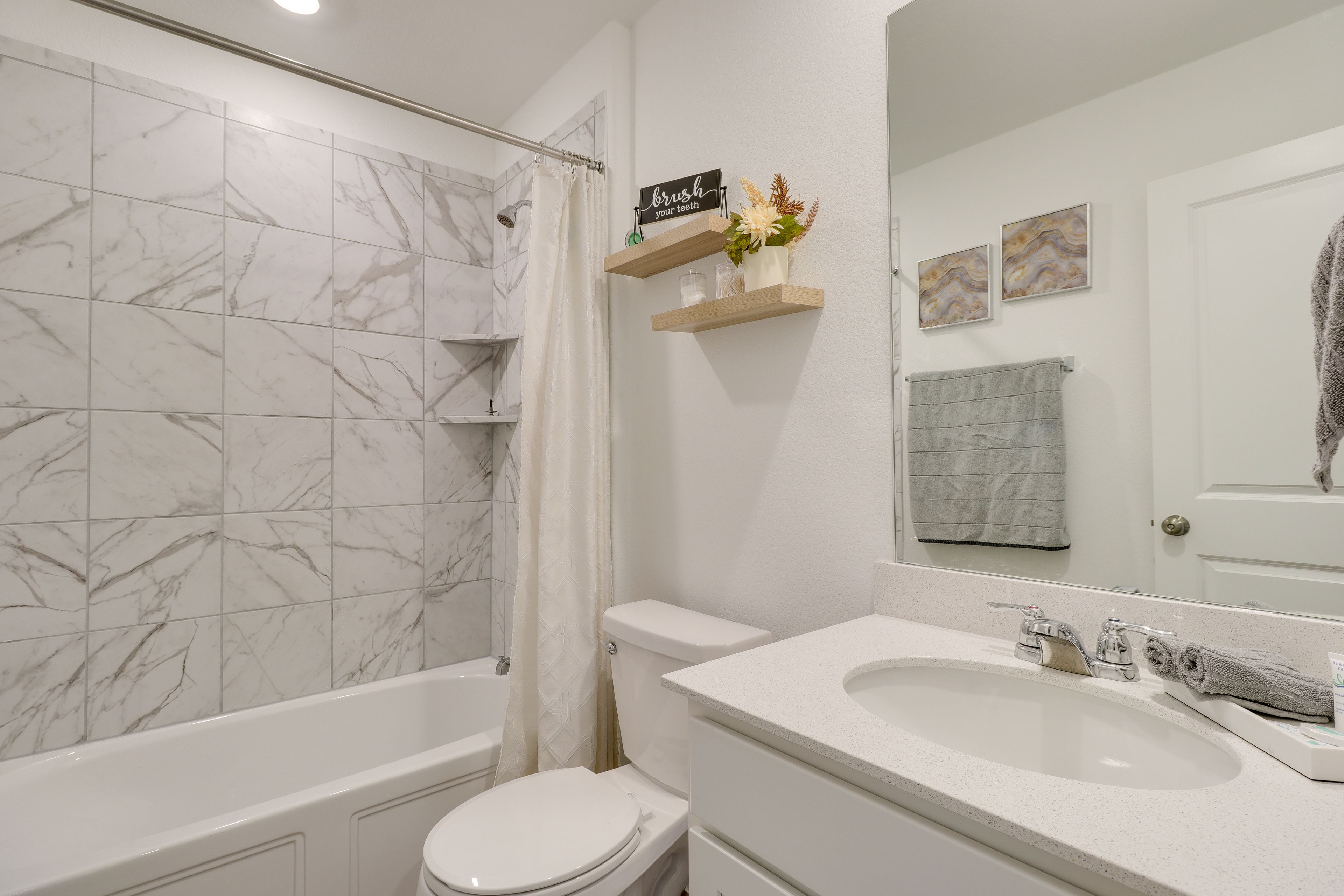 Full Bathroom | Towels Provided | Complimentary Toiletries | Hair Dryer