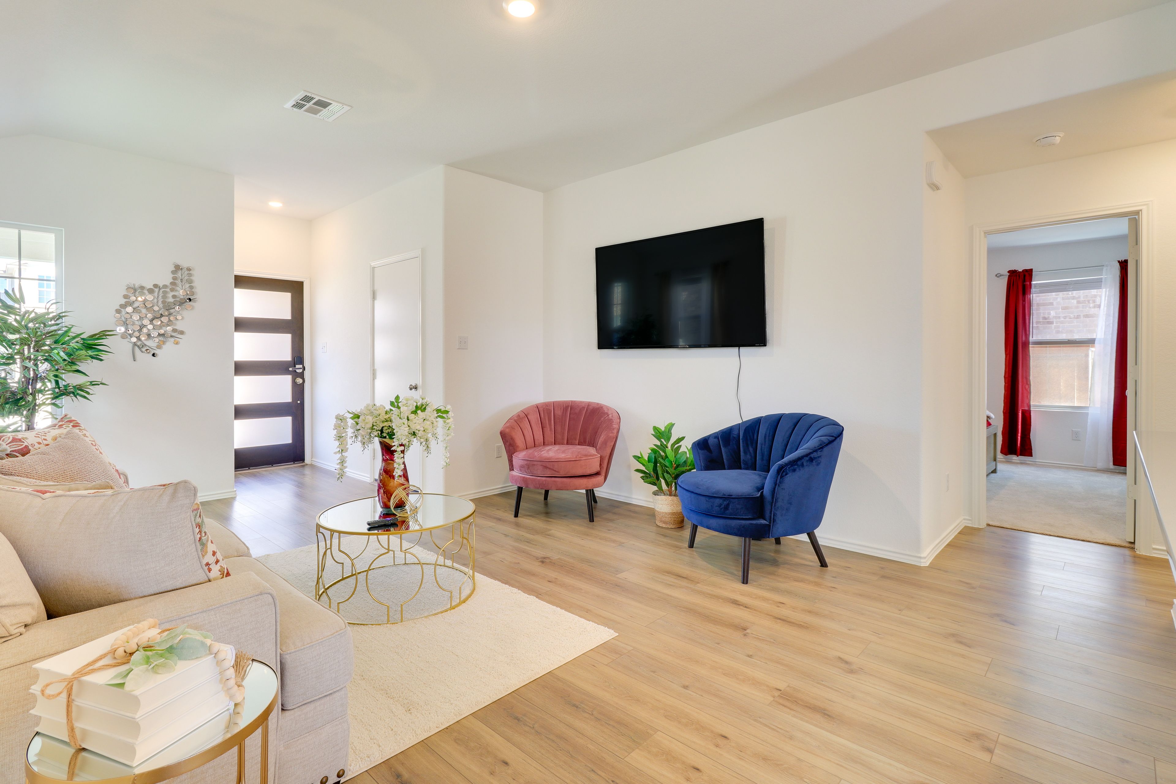 Living Room | Smart TV | Free WiFi | Central Heating & A/C