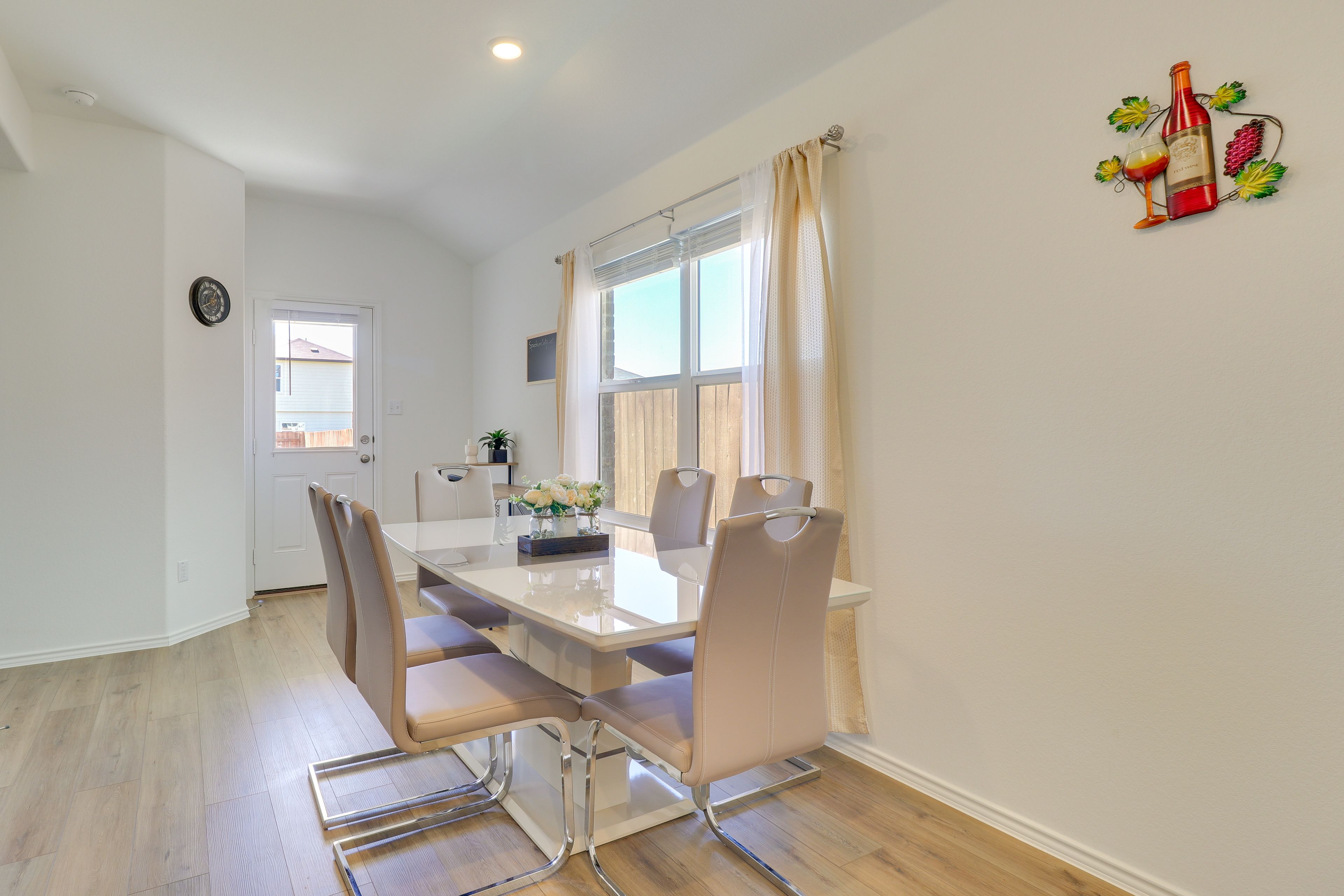 Dining Area | Dishware & Flatware Provided
