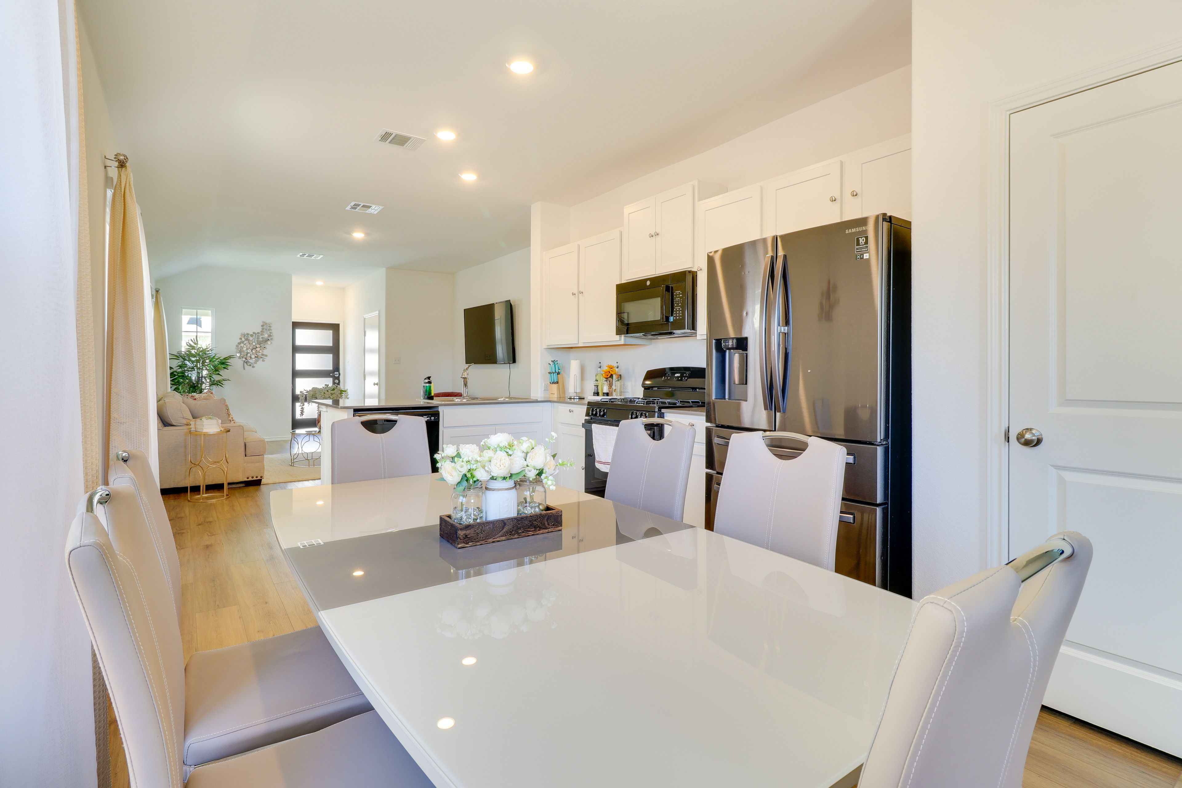 Kitchen & Dining Area | In-Unit Laundry | 14 Mi to Inner Space Cavern