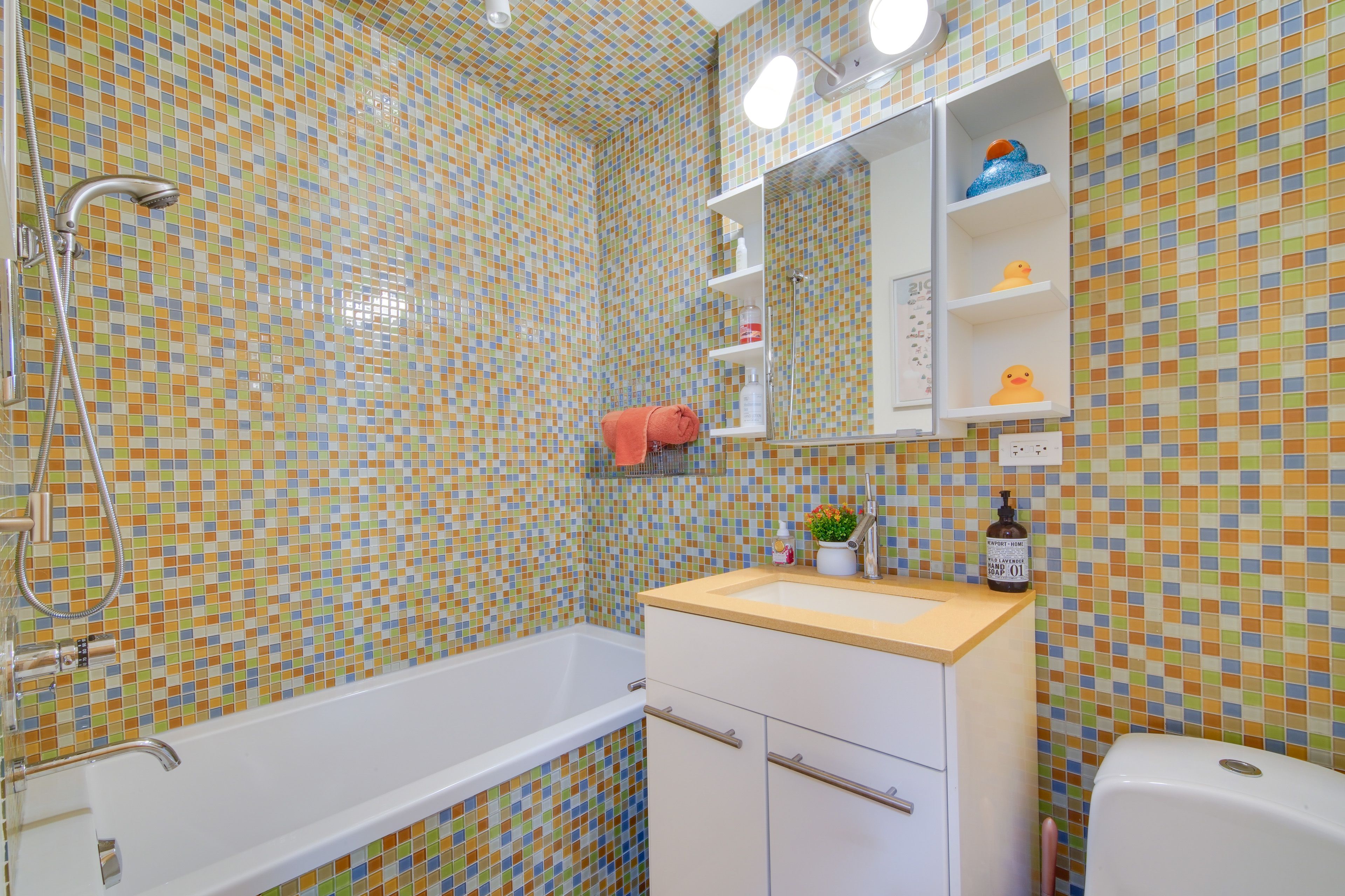 Full Bathroom | Towels Provided