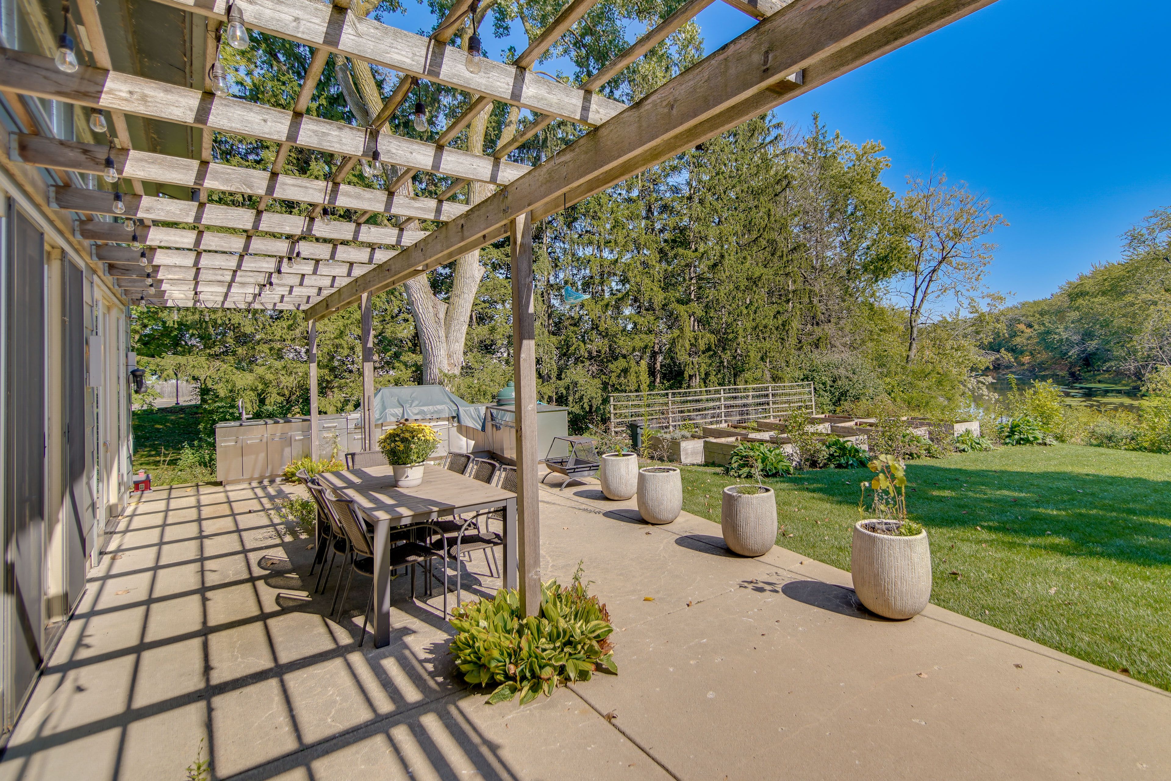 Private Patio & Yard | Des Plaines River Access