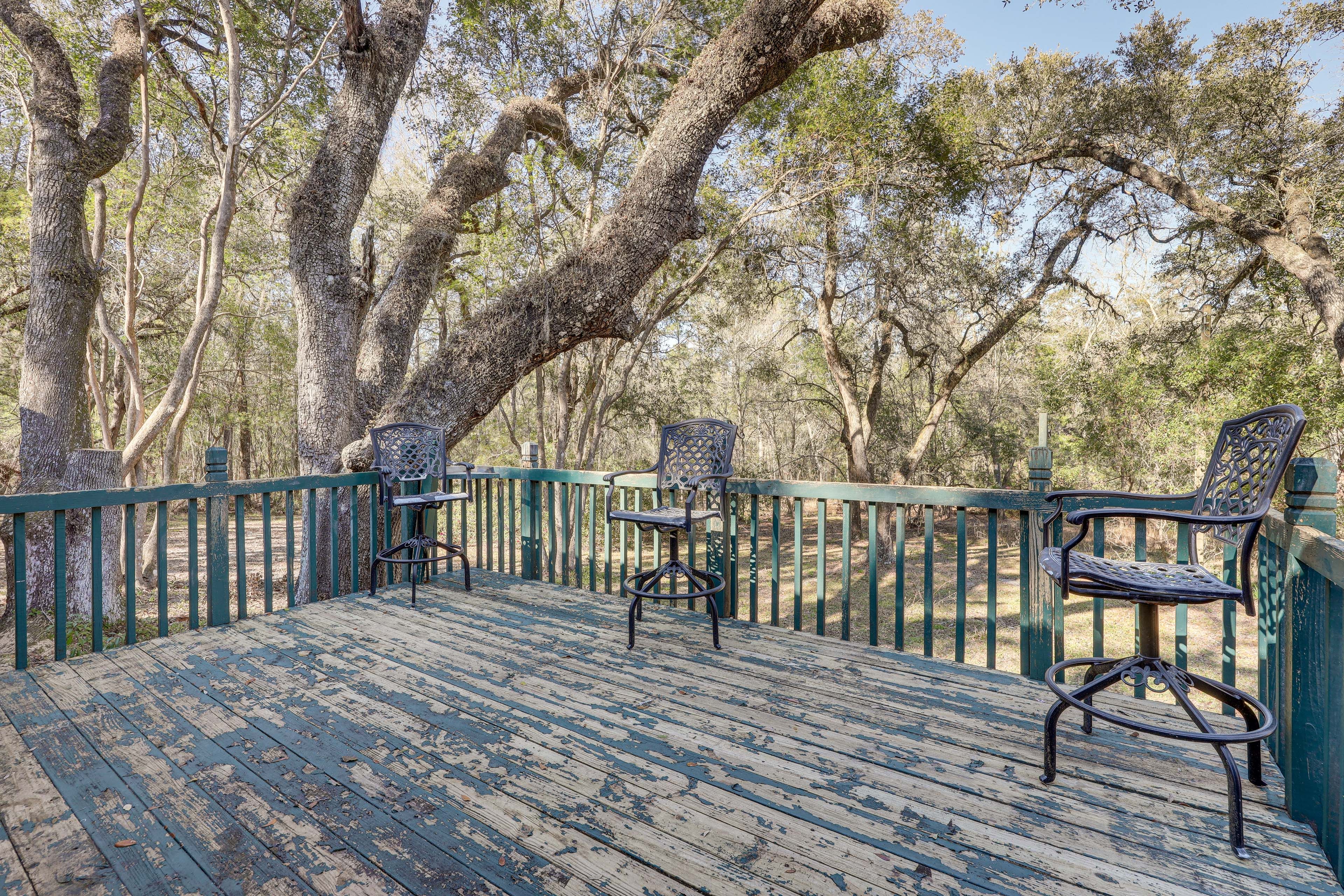 Outdoor Space | Private Deck w/ Seating