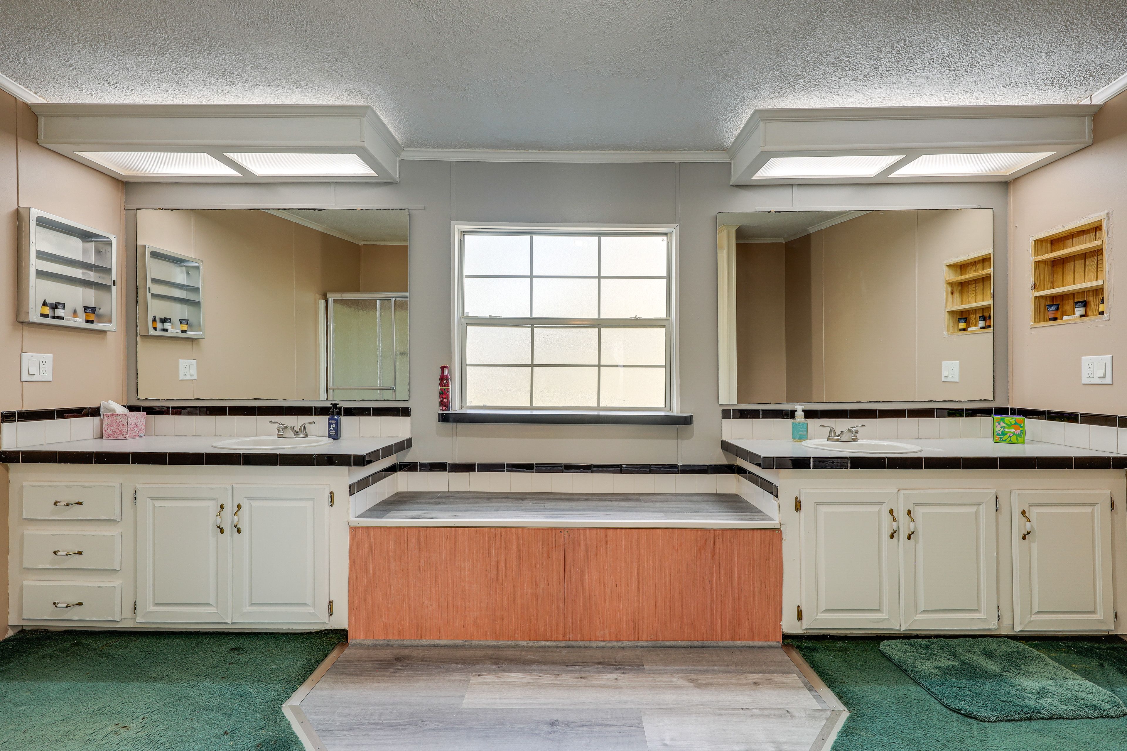 Full Bathroom | Towels Provided