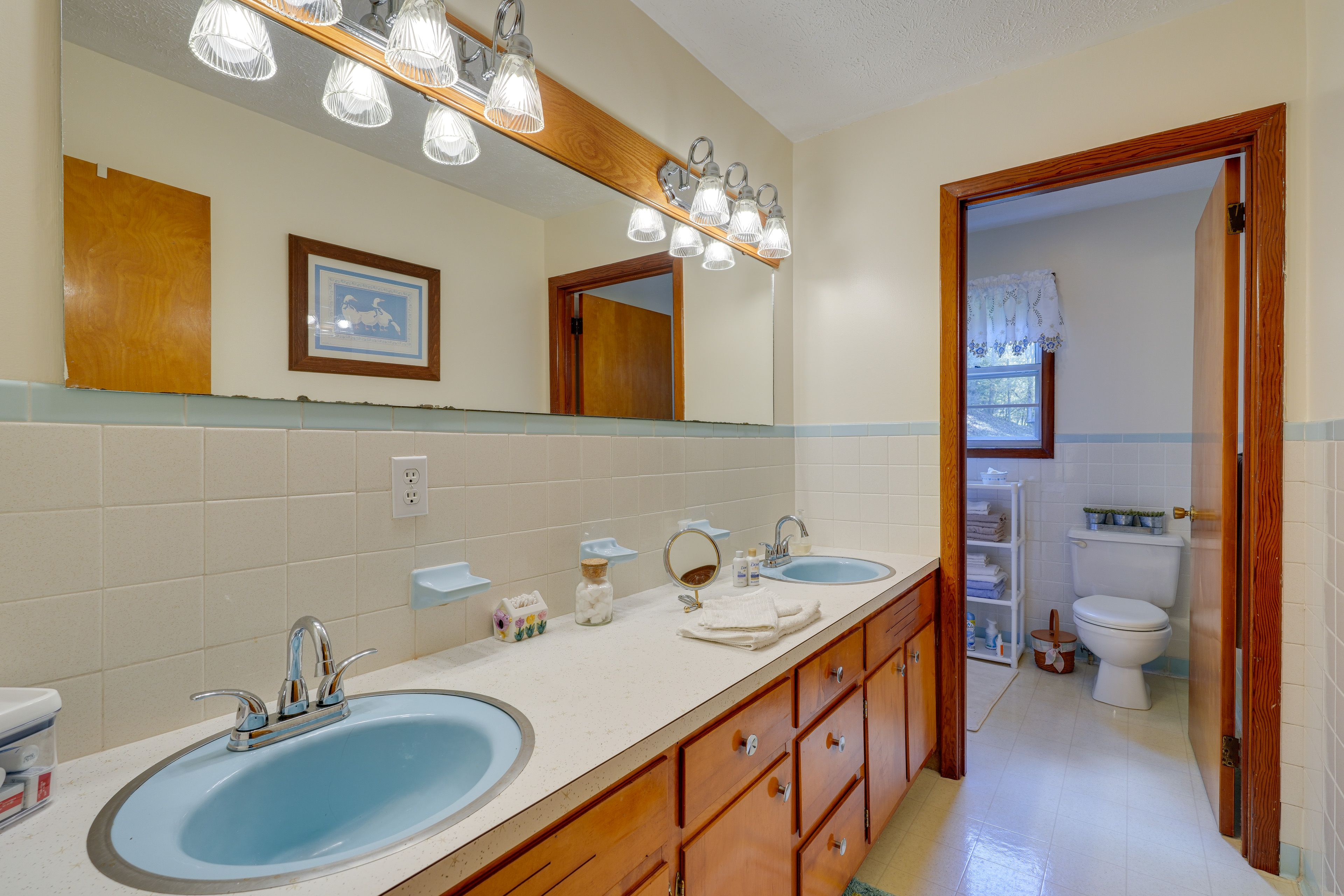 Full Bathroom | Towels Provided | Complimentary Toiletries | Hair Dryer