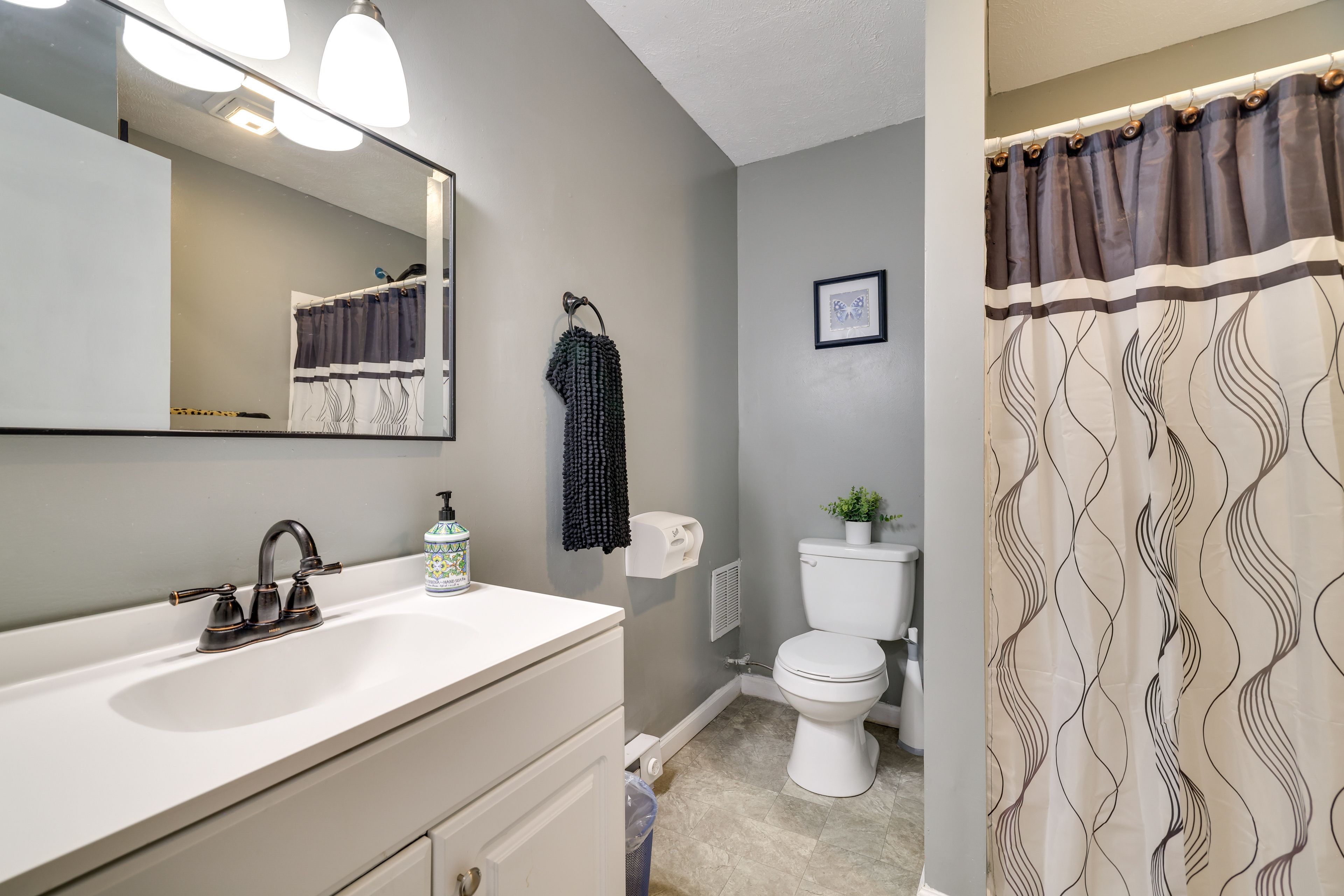 Full Bathroom | Complimentary Toiletries