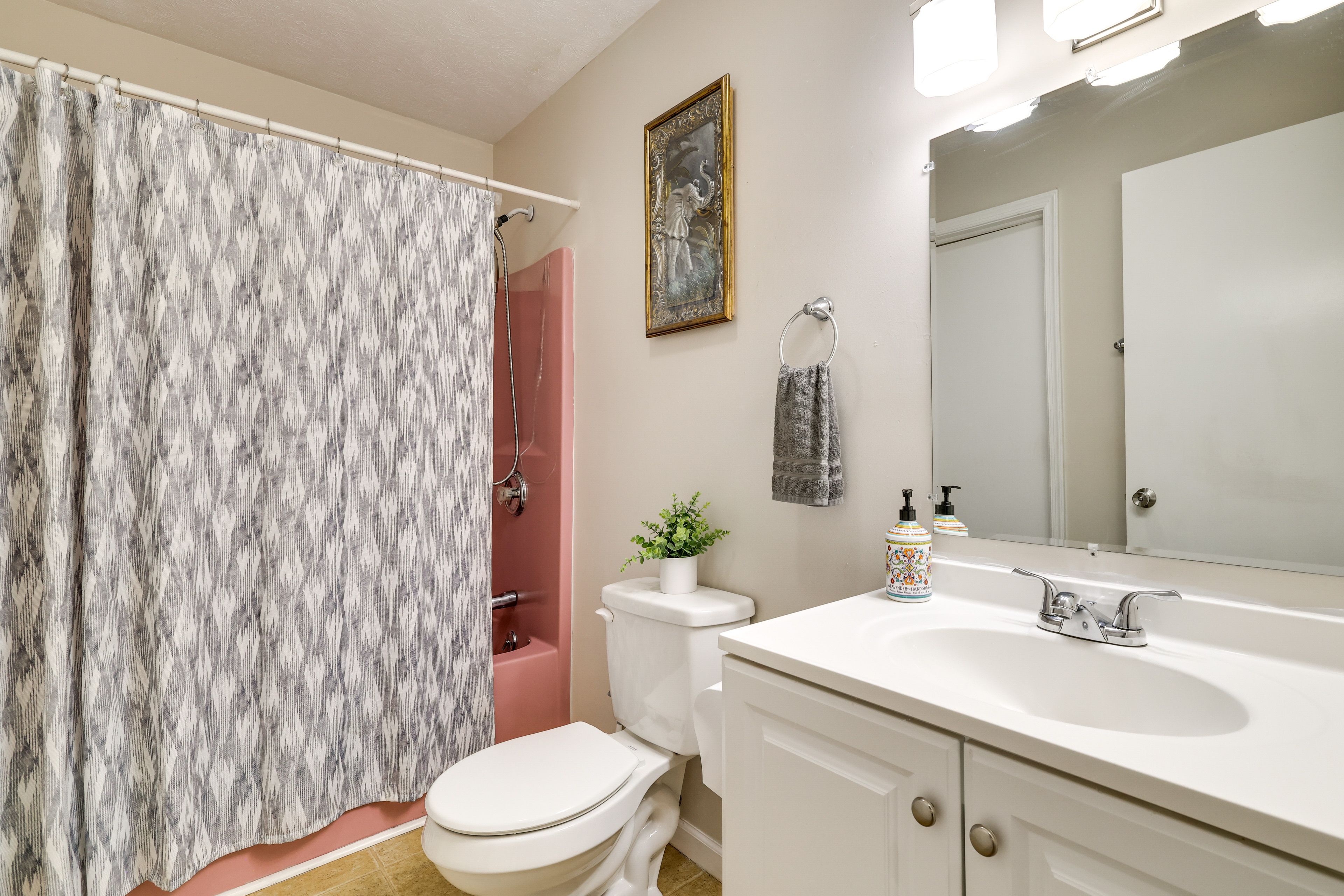 Full Bathroom | Towels Provided