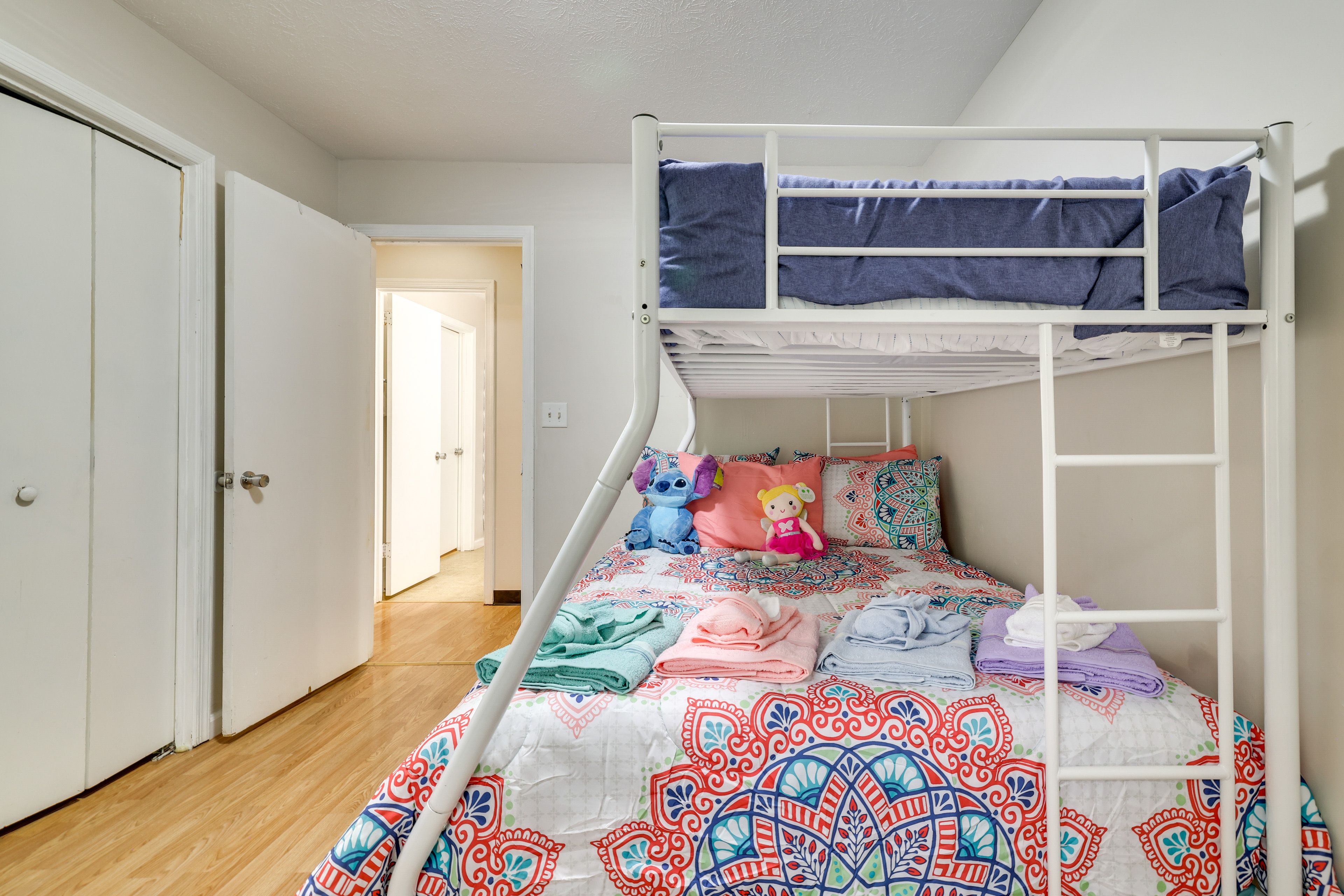 Bedroom 4 | Twin/Full Bunk Bed