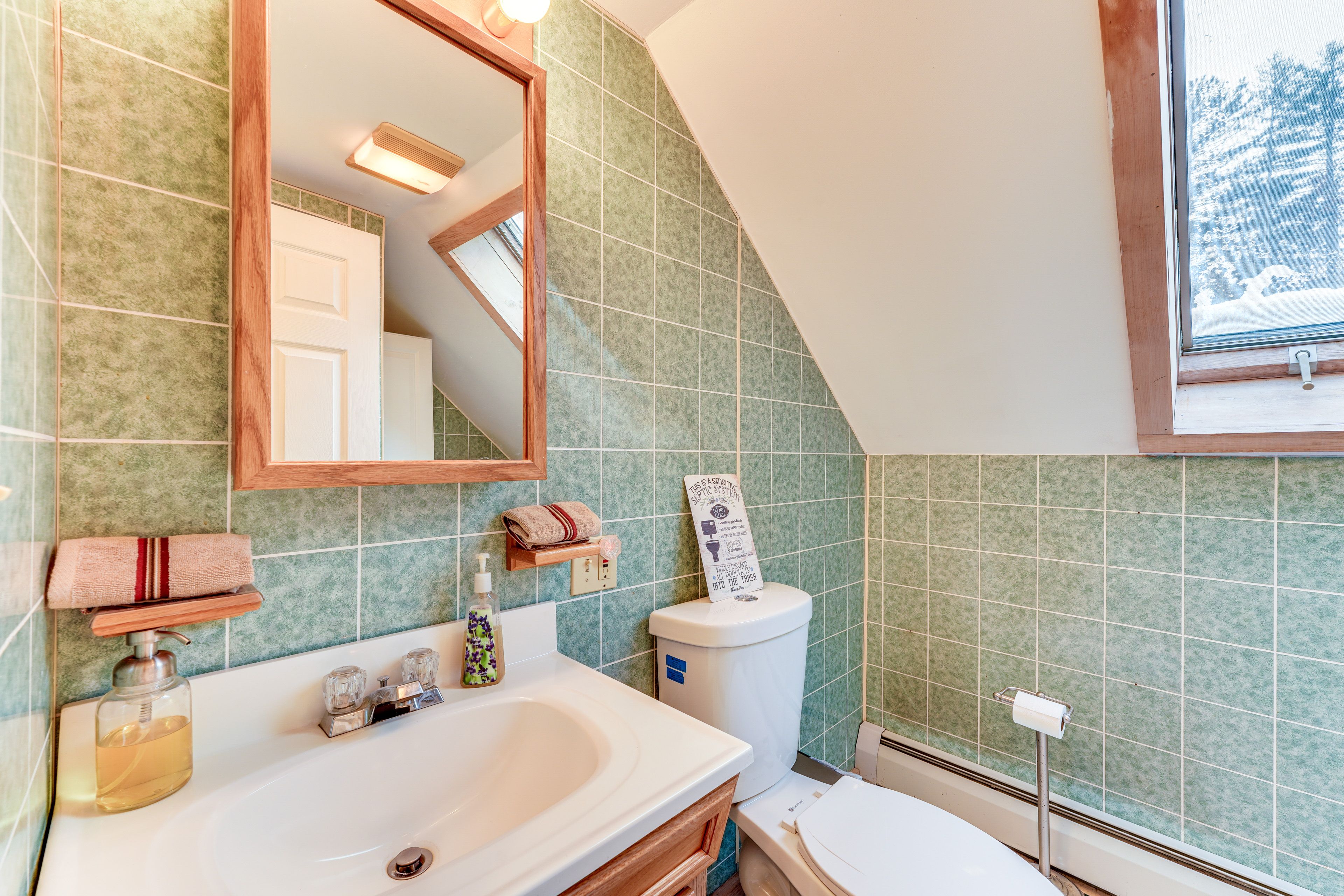 Full Bathroom | Towels Provided | Top Floor