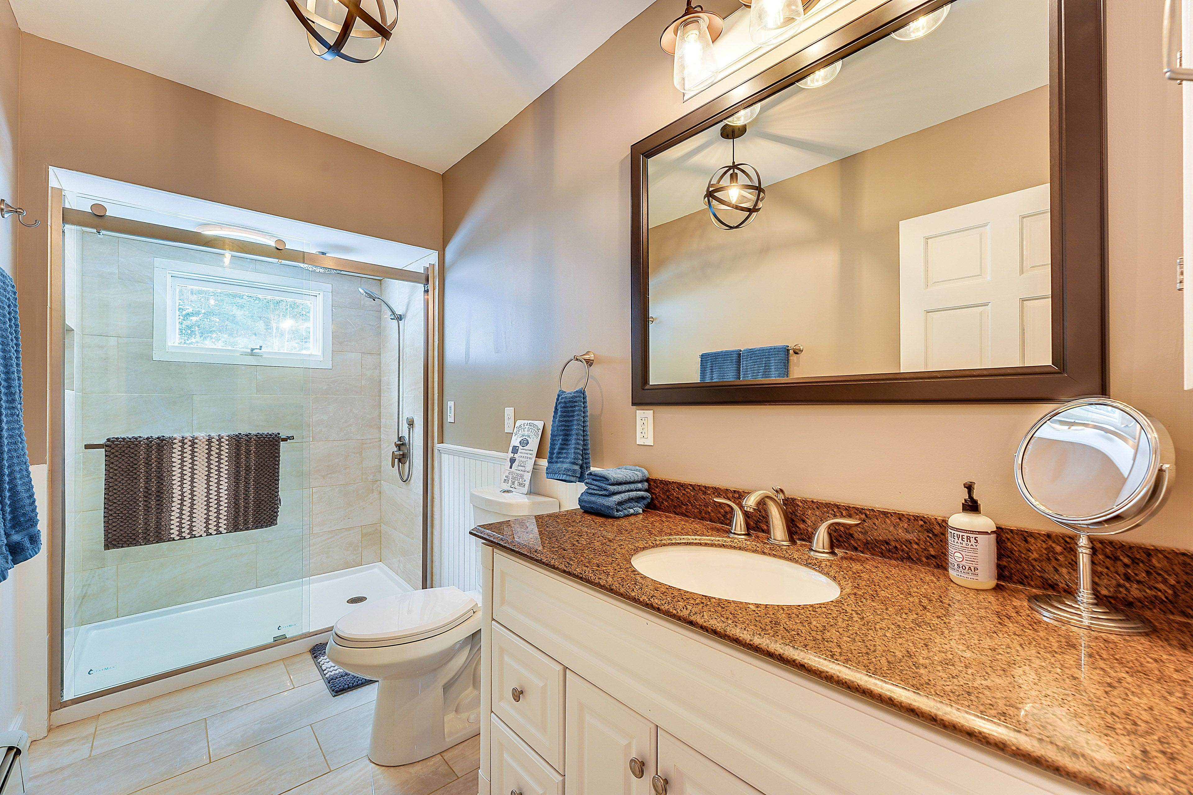Full Bathroom | Complimentary Toiletries | Main Floor