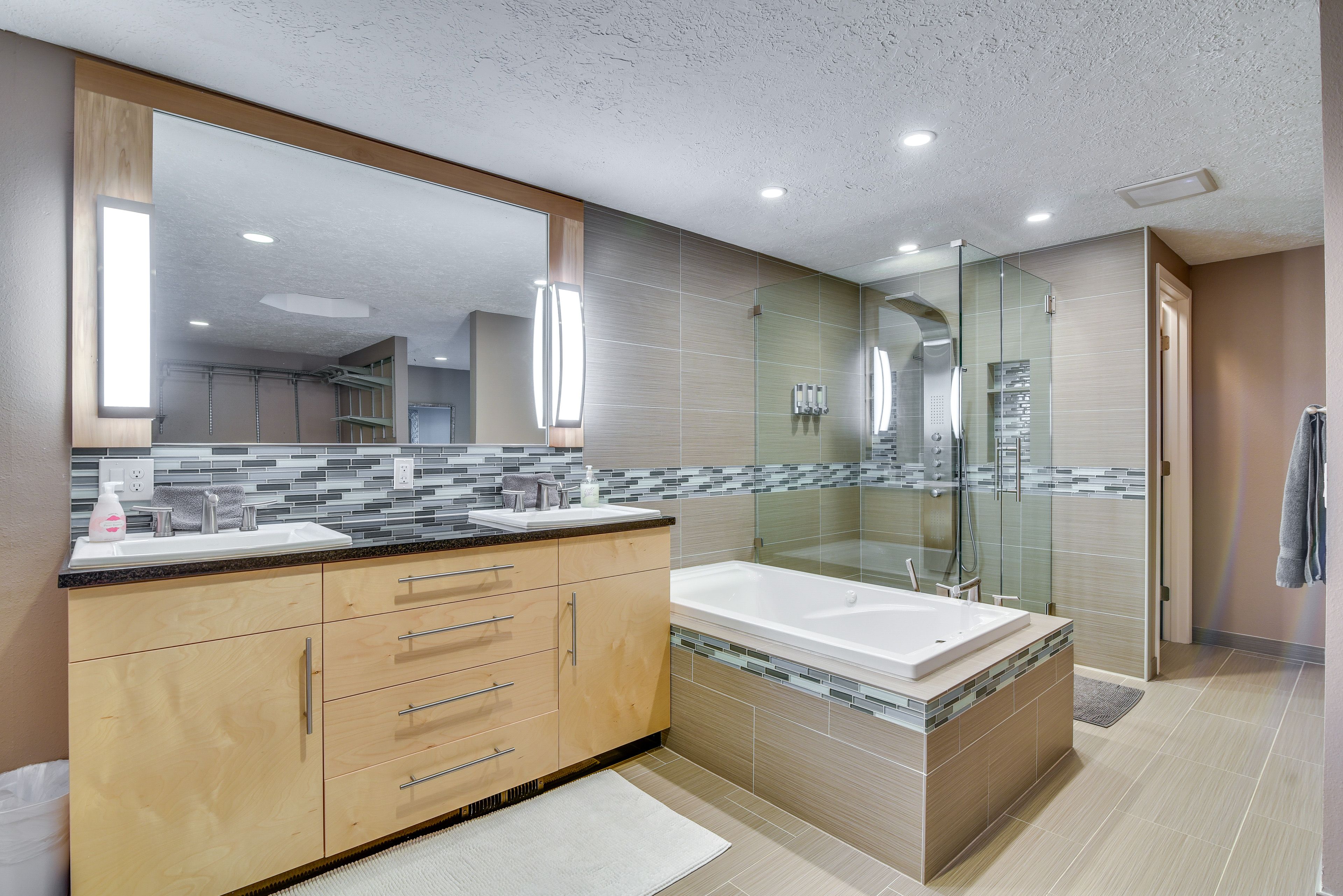 Full Bathroom | 2nd Floor | Towels Provided | Hair Dryer
