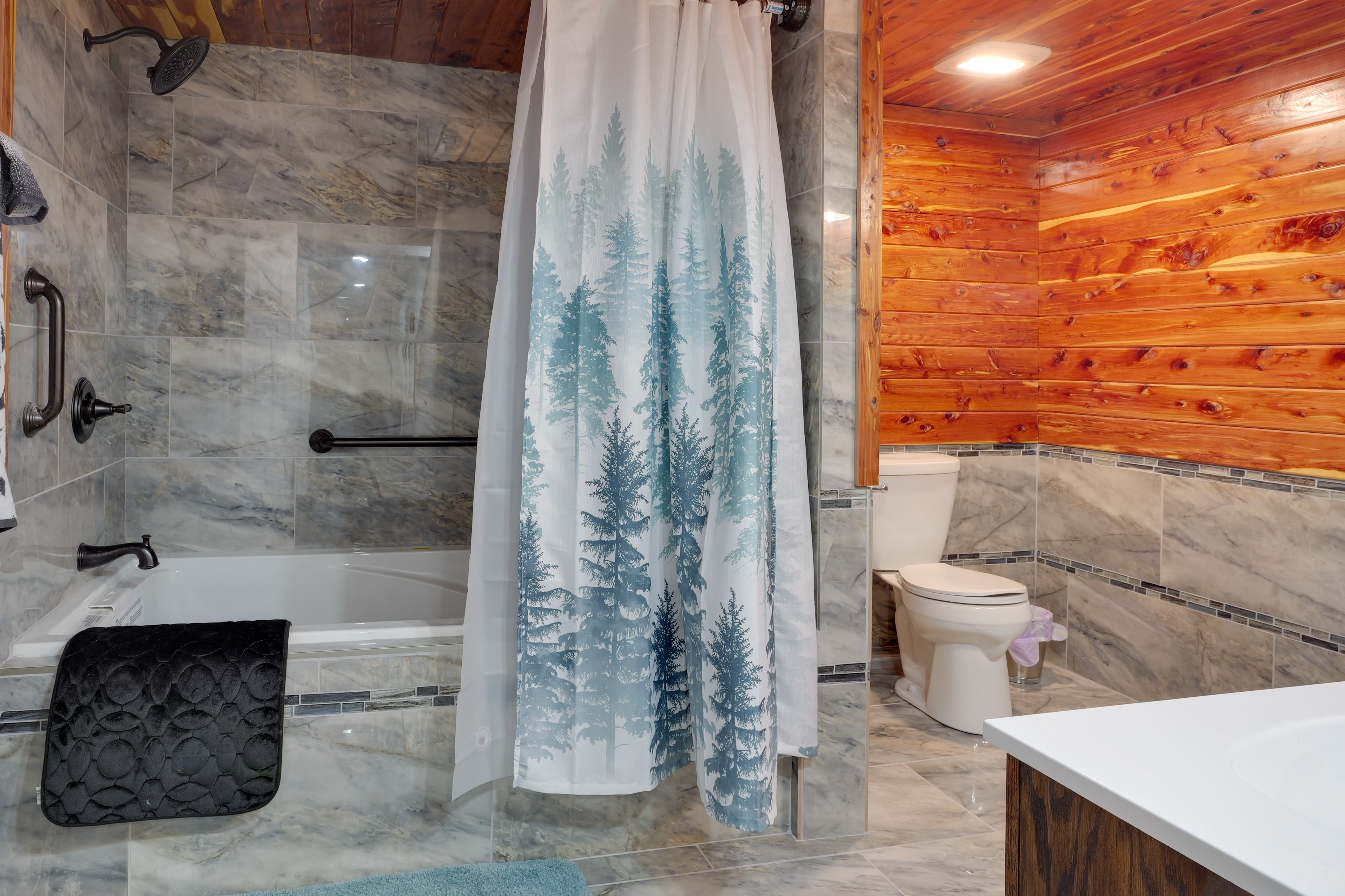 Full Bathroom | Towels Provided