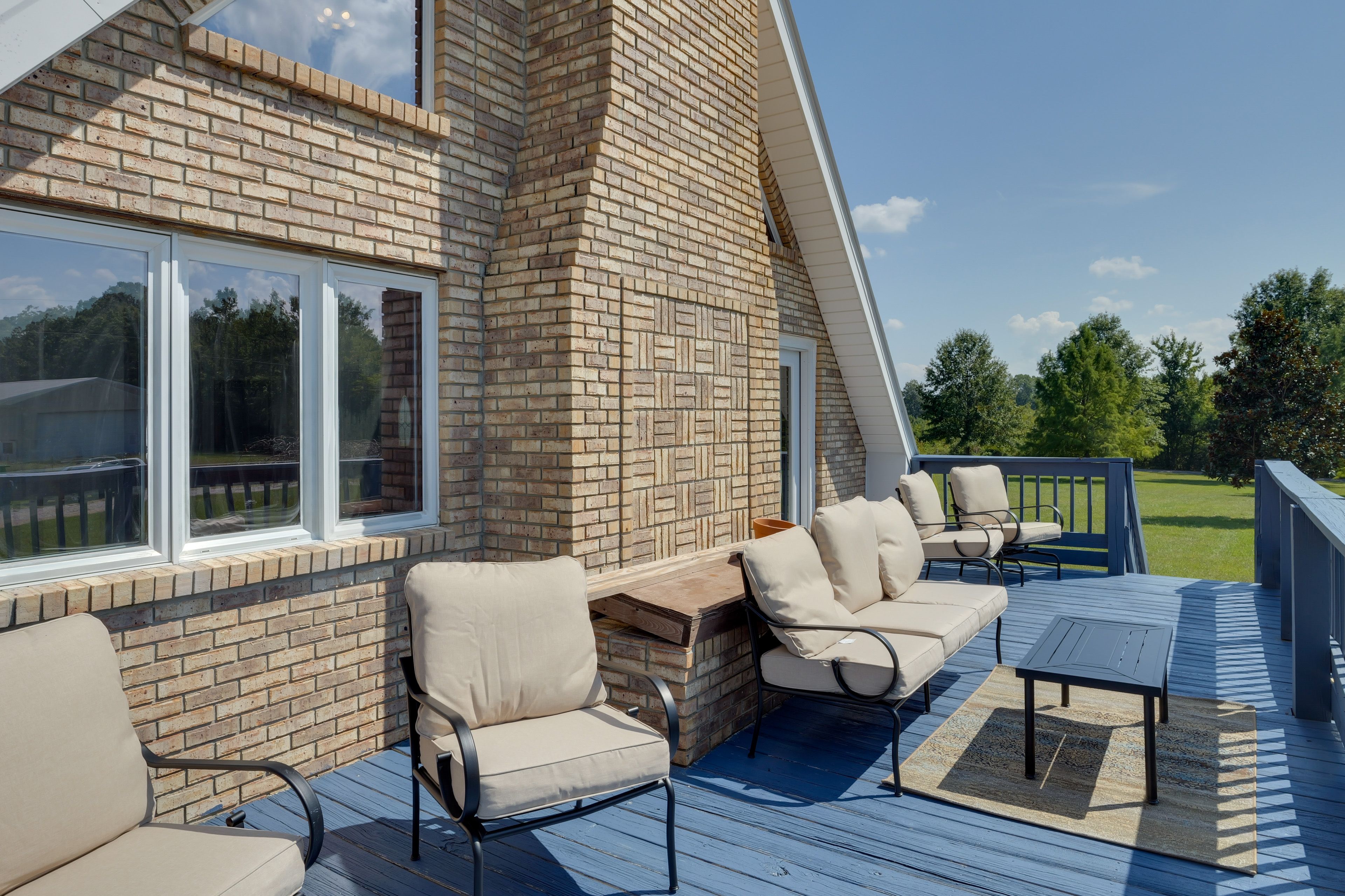 Deck w/ Seating