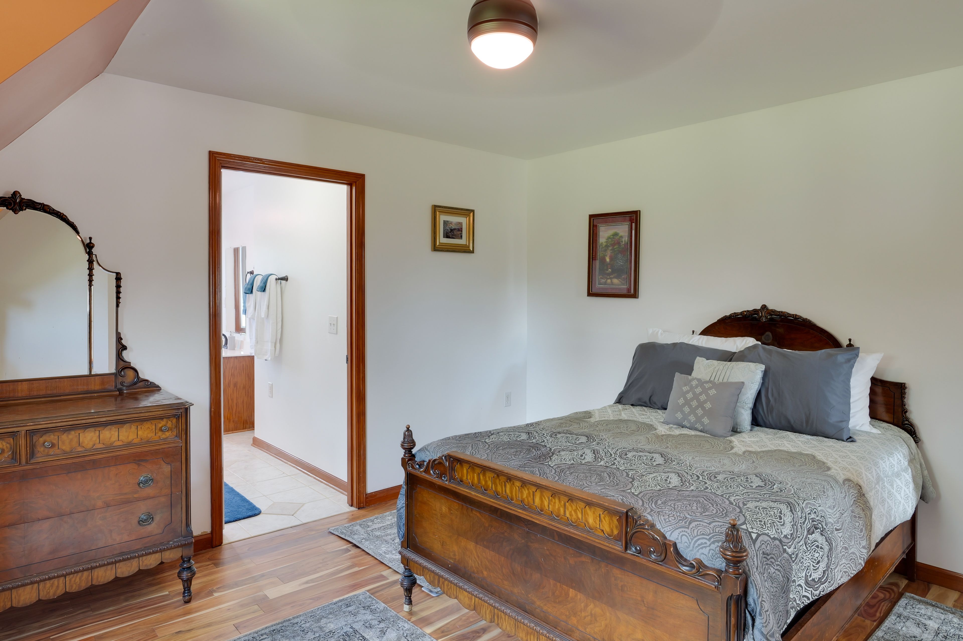 Bedroom 2 | Queen Bed