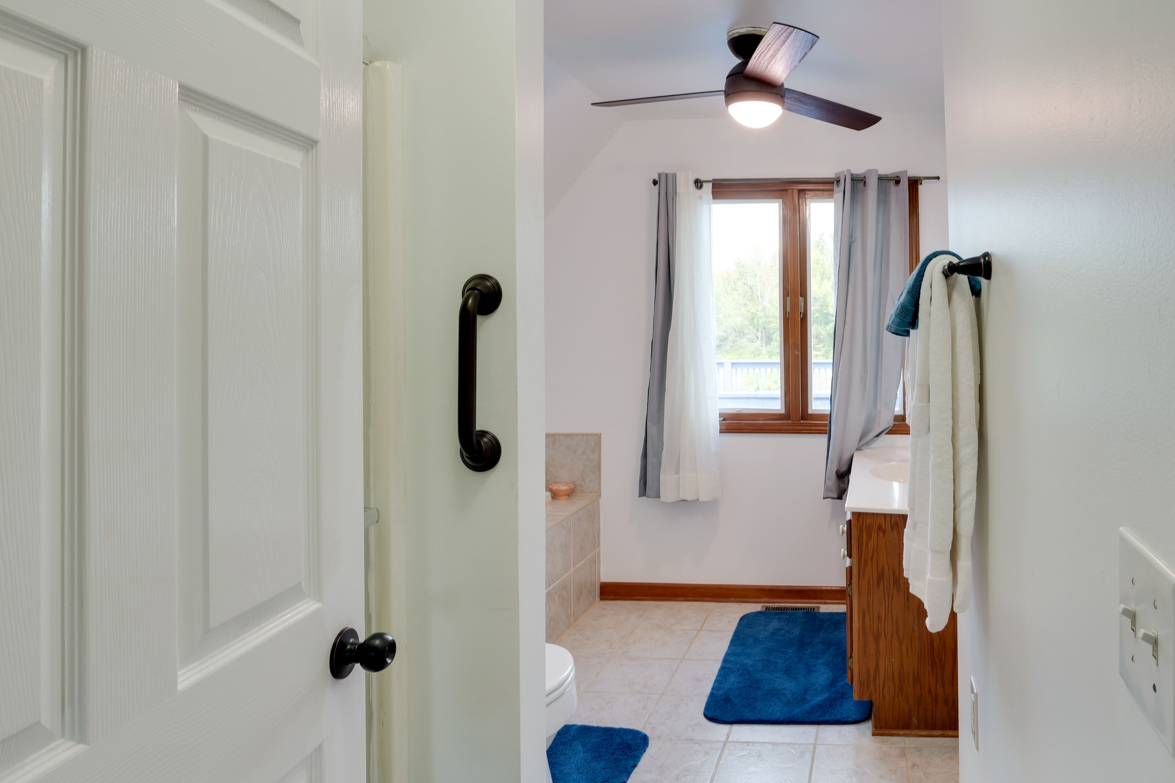 Full Bathroom | Complimentary Toiletries
