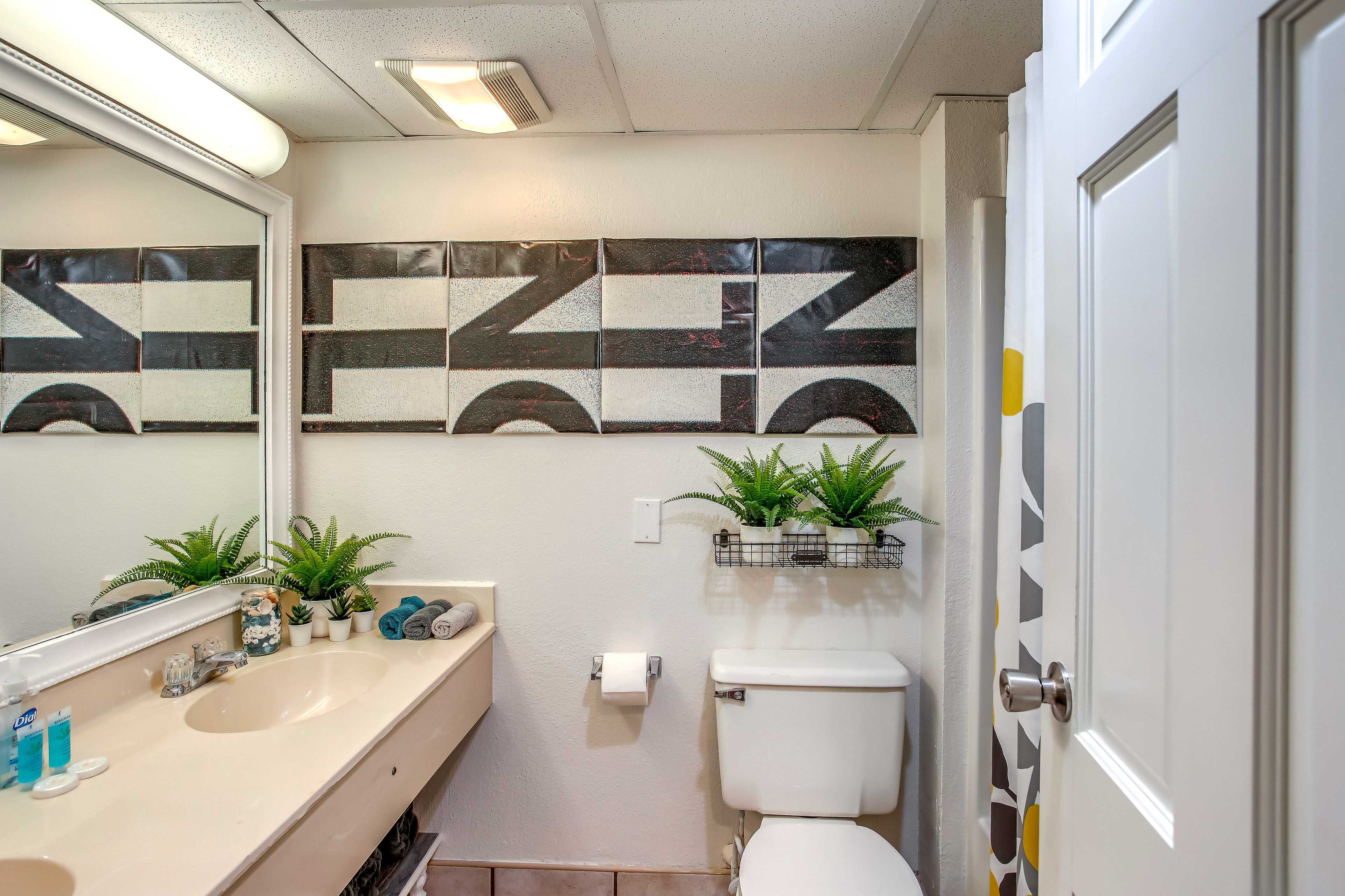 Full Bathroom | Complimentary Toiletries | Towels Provided