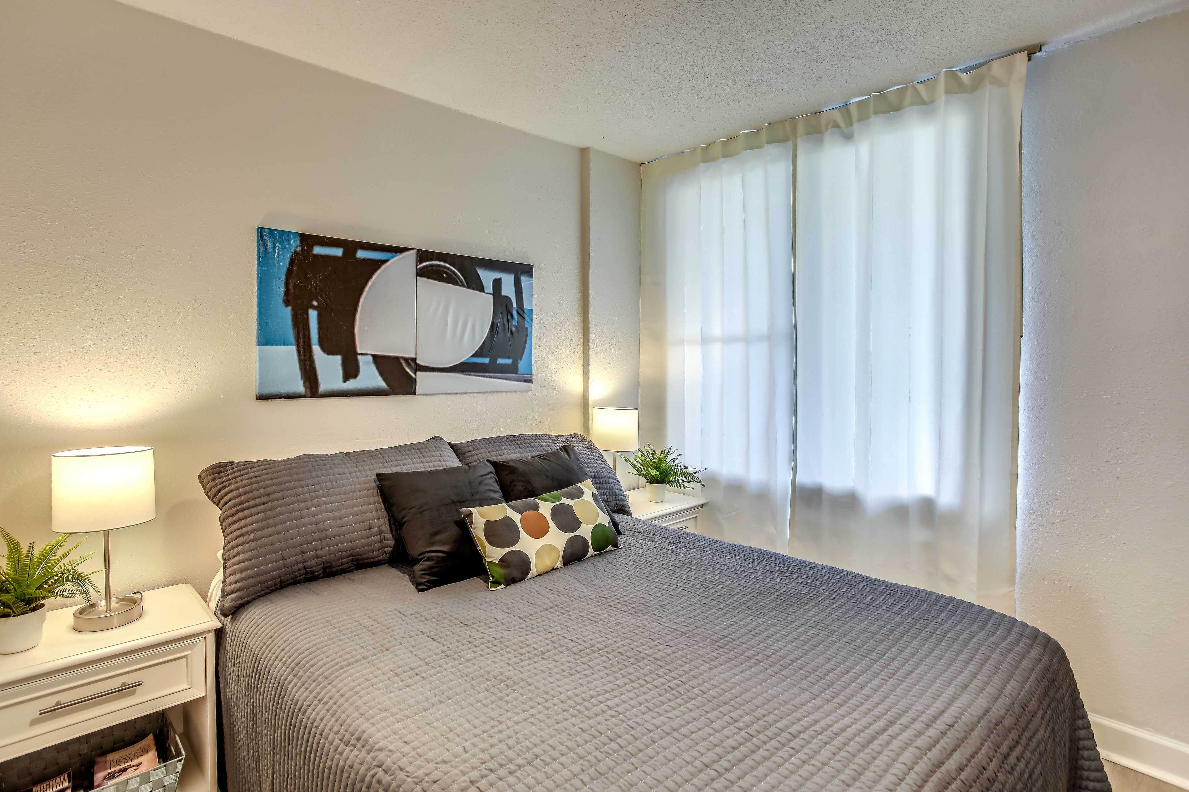 Bedroom | Queen Bed | Linens Provided | Smart TV