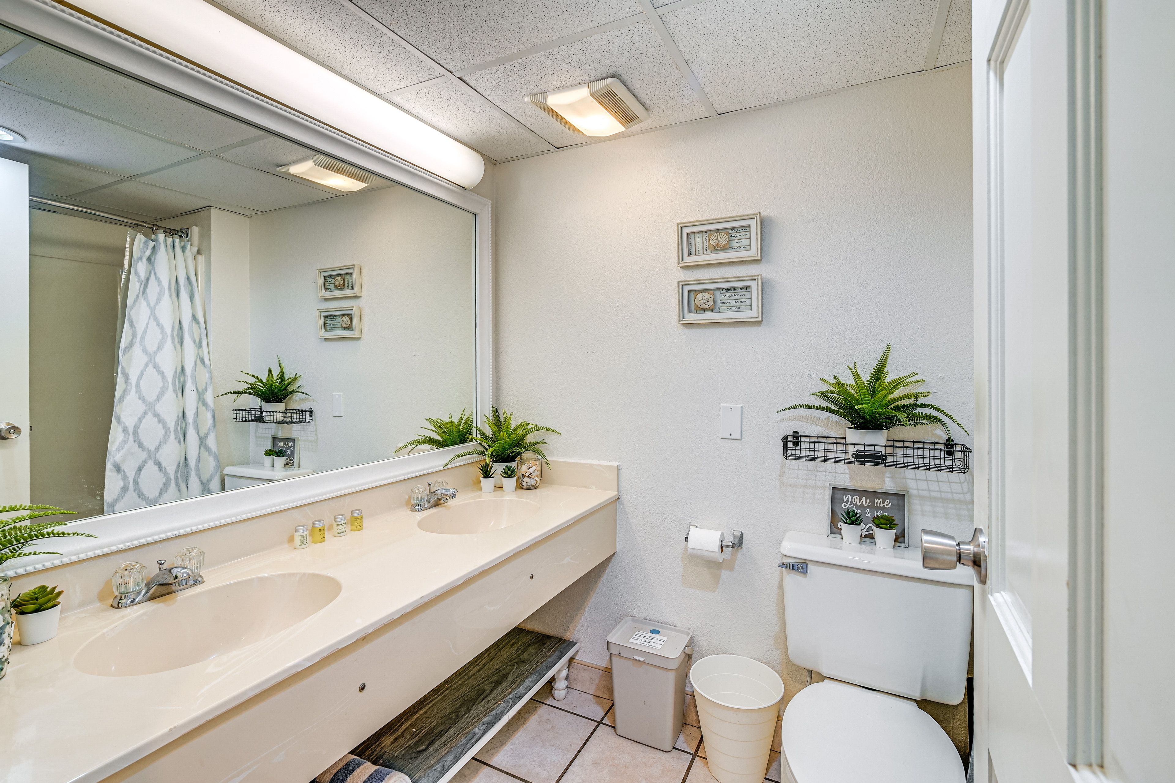 Full Bathroom | Complimentary Toiletries | Towels Provided