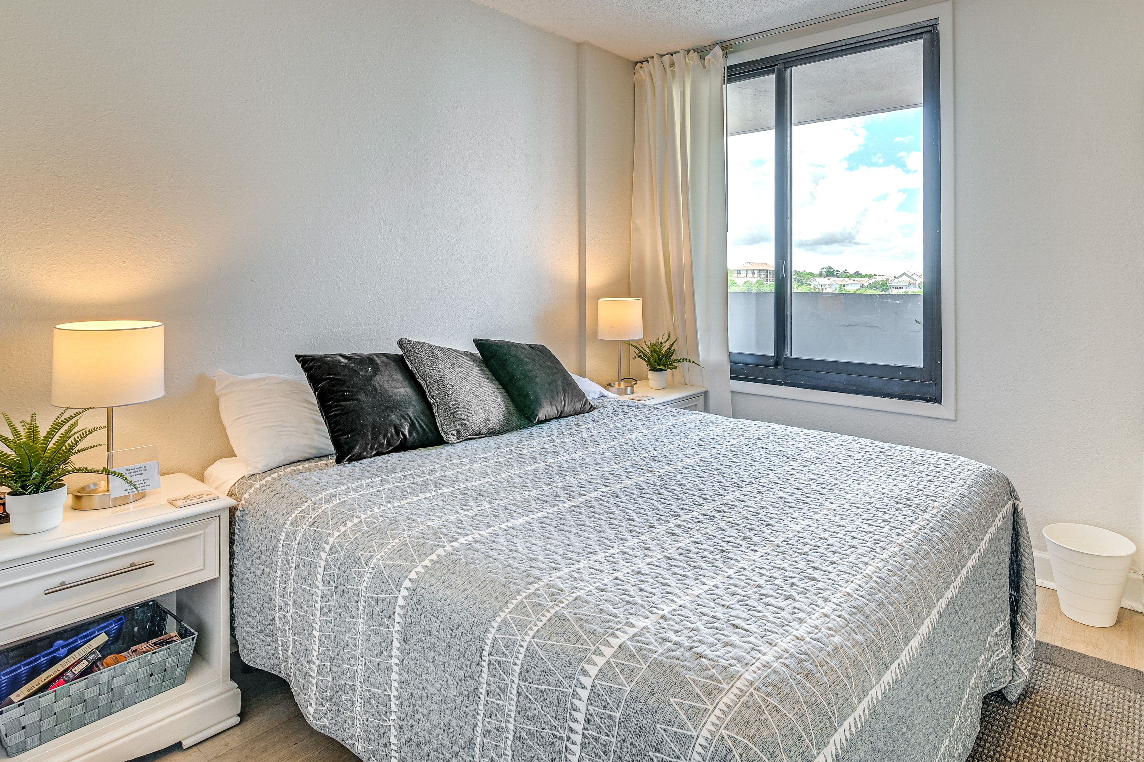 Bedroom | Queen Bed | Linens Provided | Smart TV