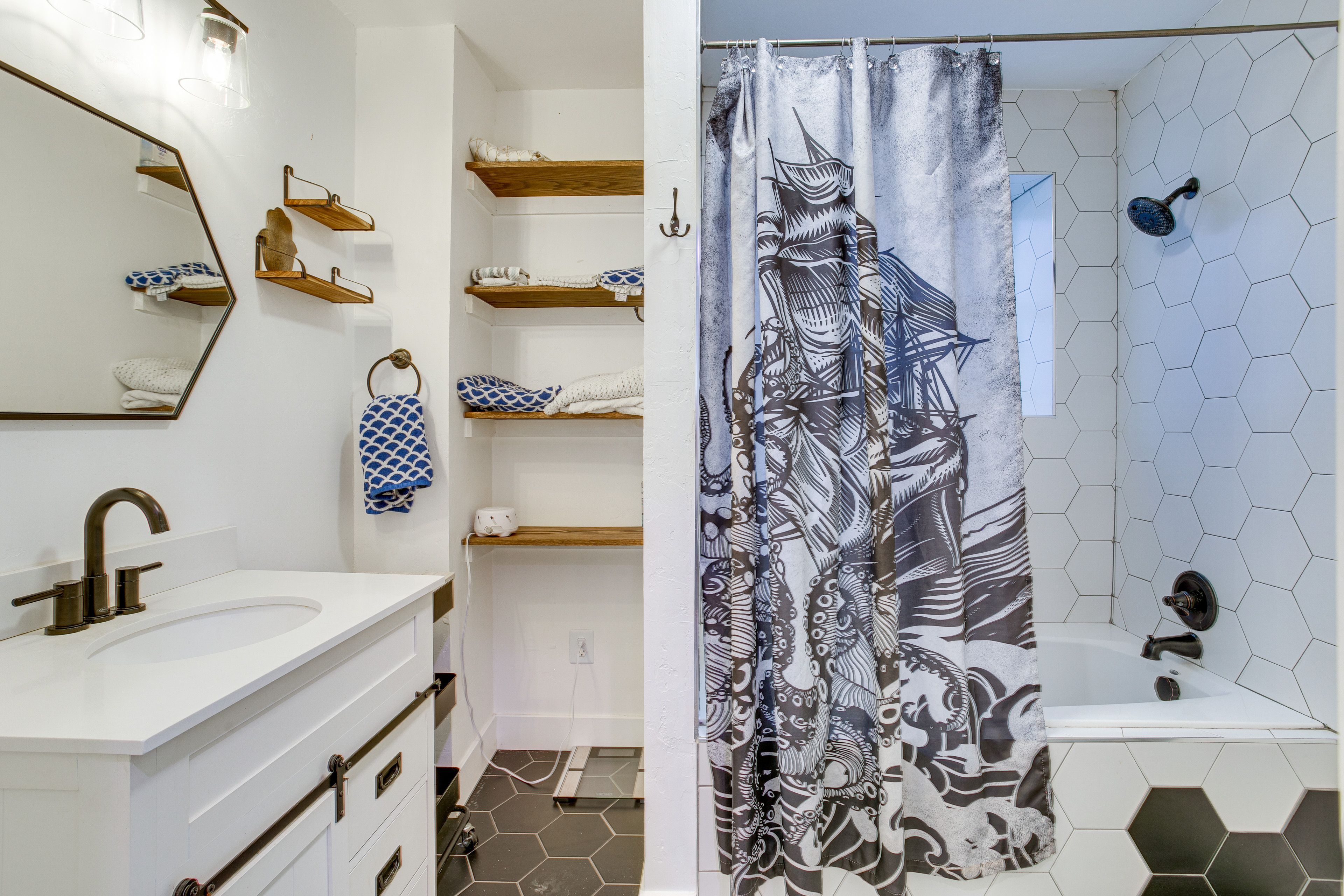 Full Bathroom | Towels Provided