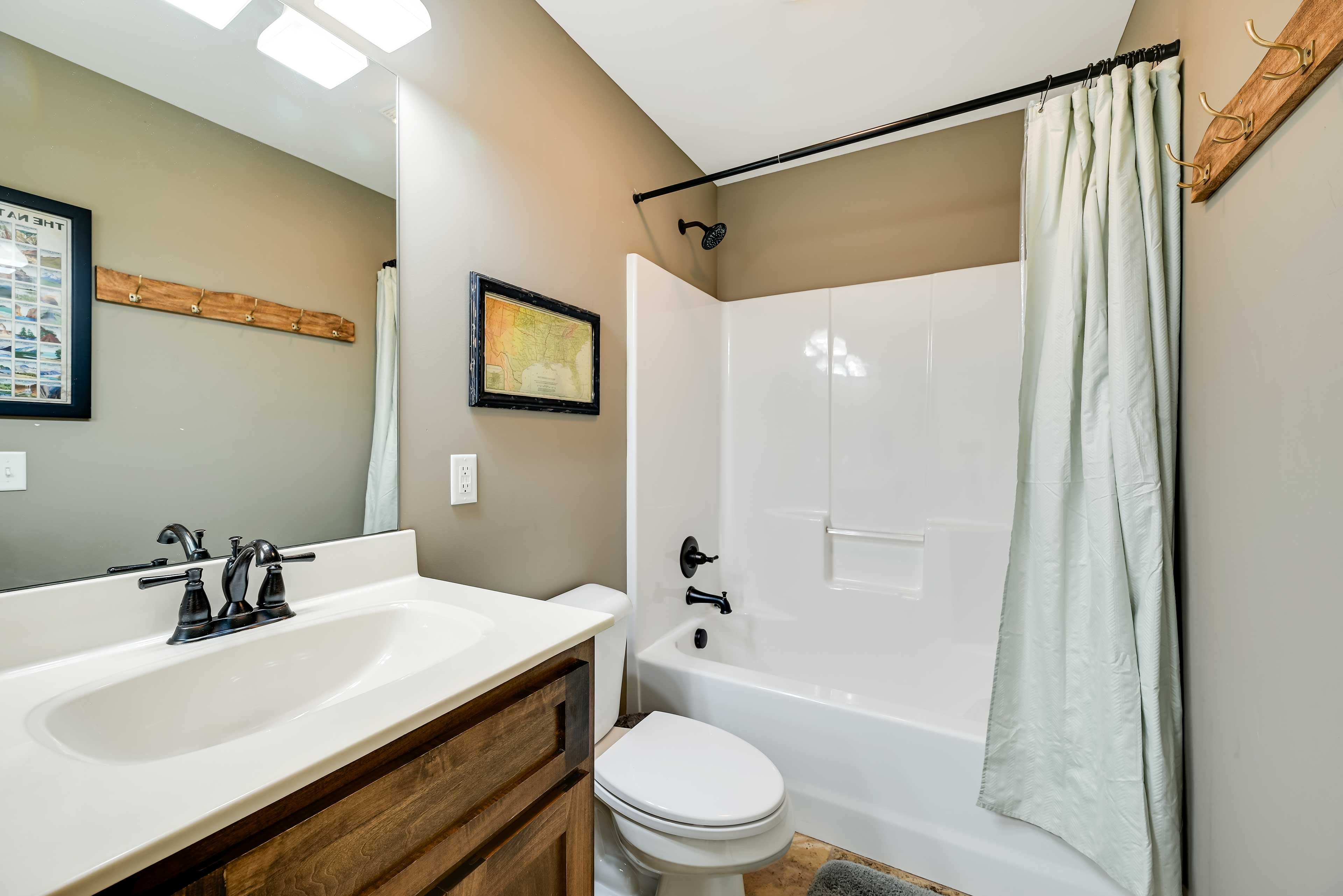 Full Bathroom | 2nd Floor | Towels Provided