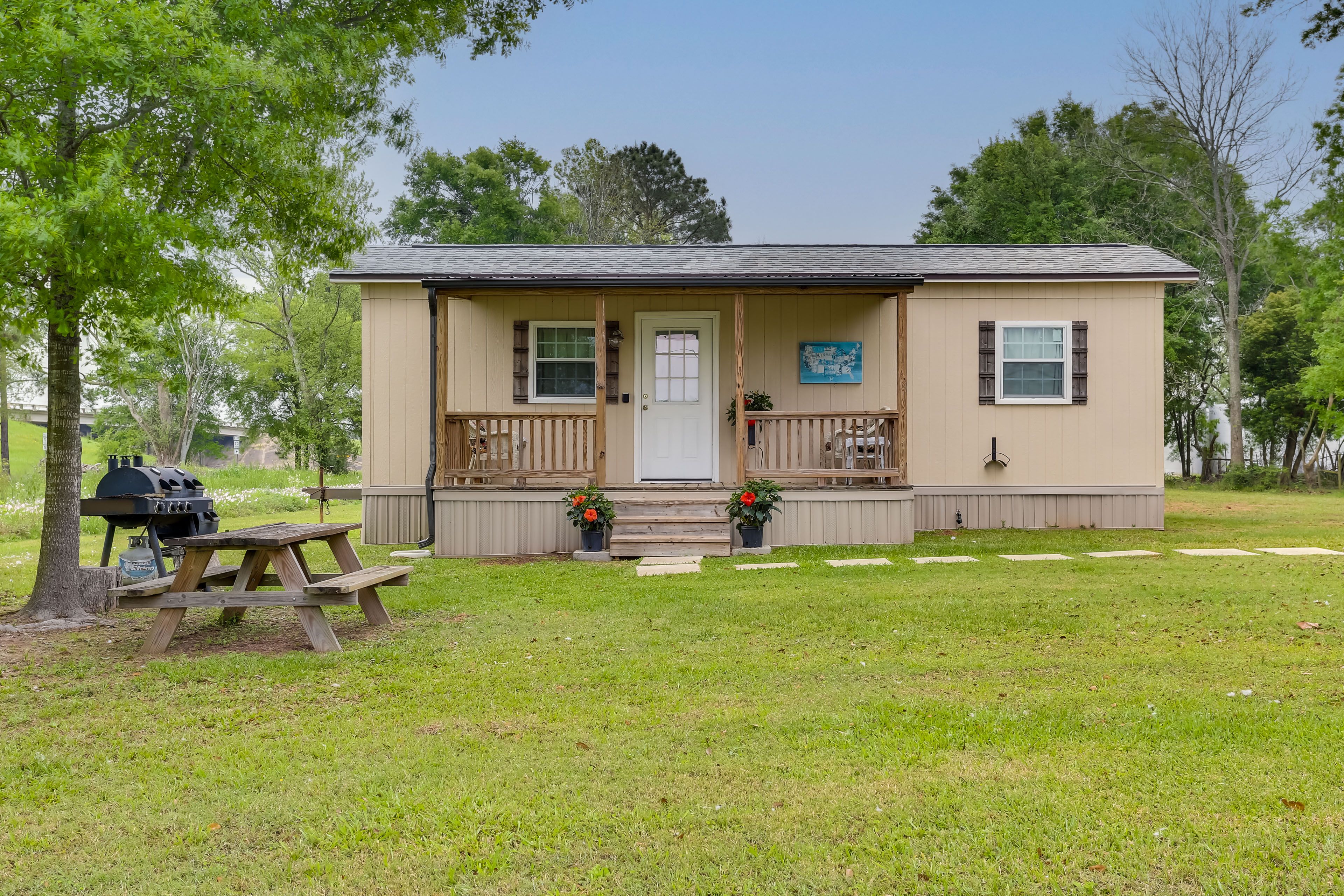 Yard | Grill | Picnic Table