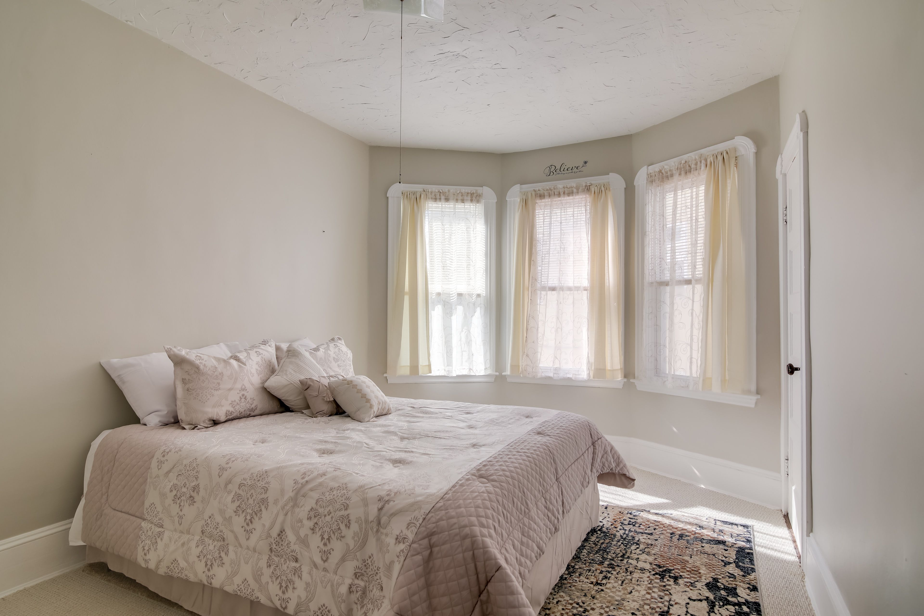 Bedroom 1 | Queen Bed