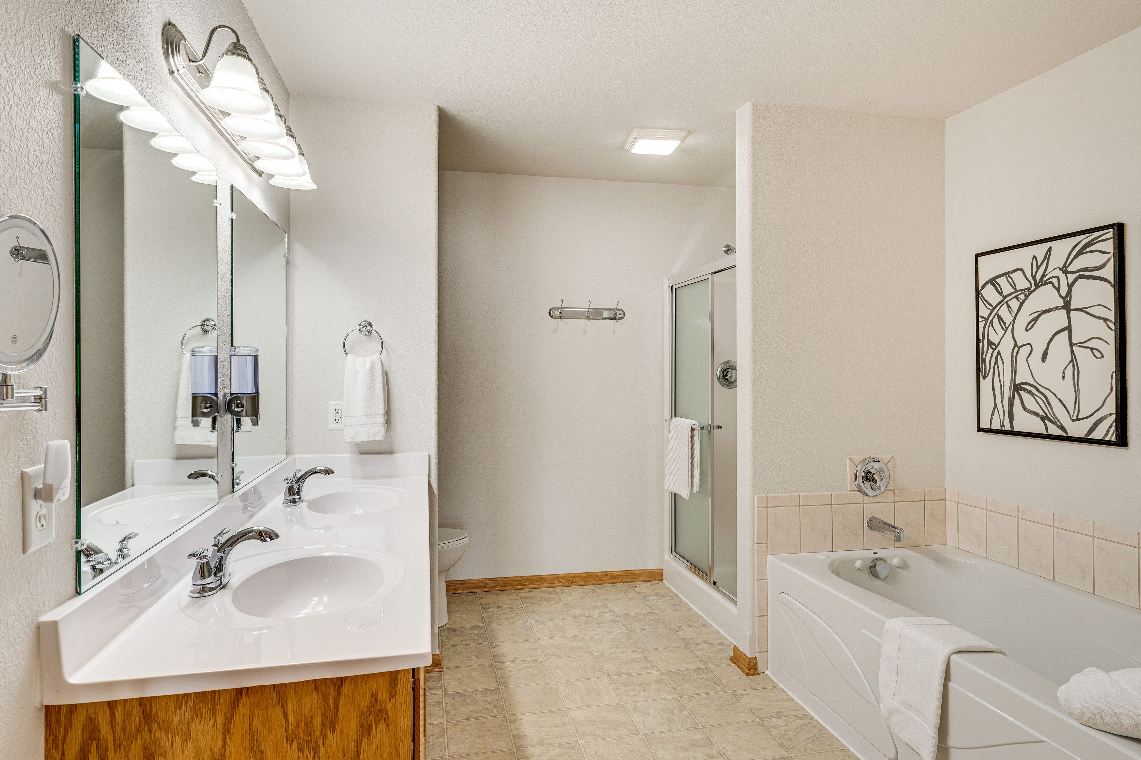 En-Suite Bathroom | Towels Provided | Complimentary Toiletries | Jetted Tub