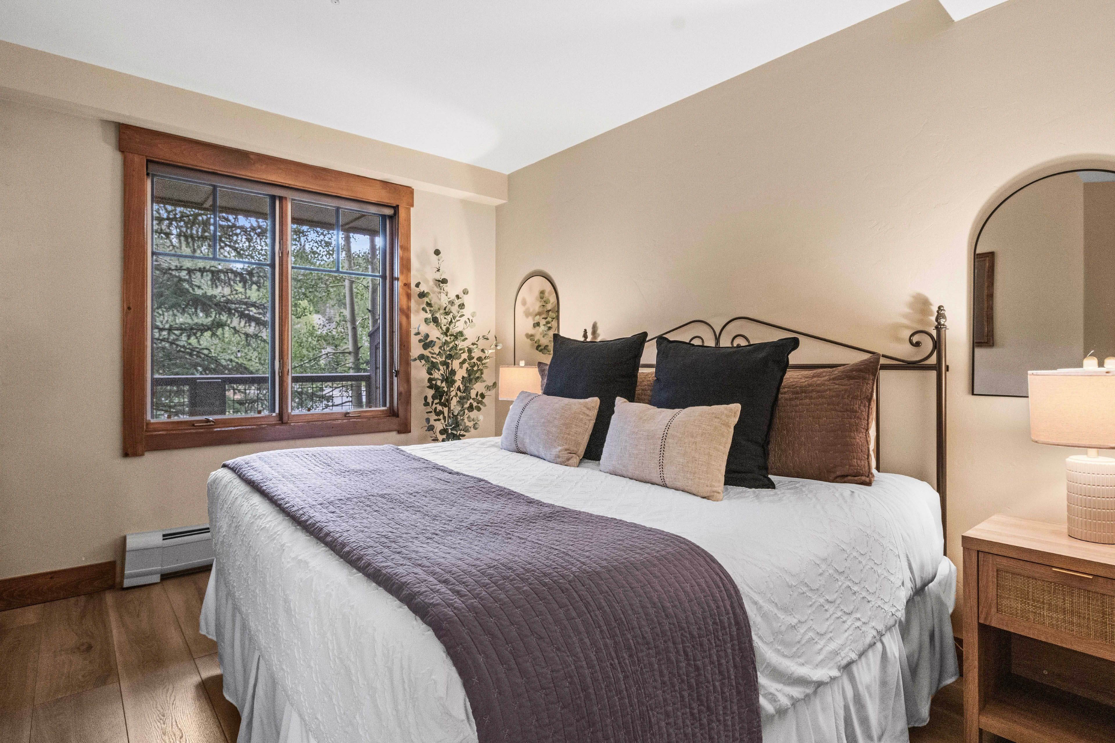 Bedroom | King Bedroom | Linens Provided
