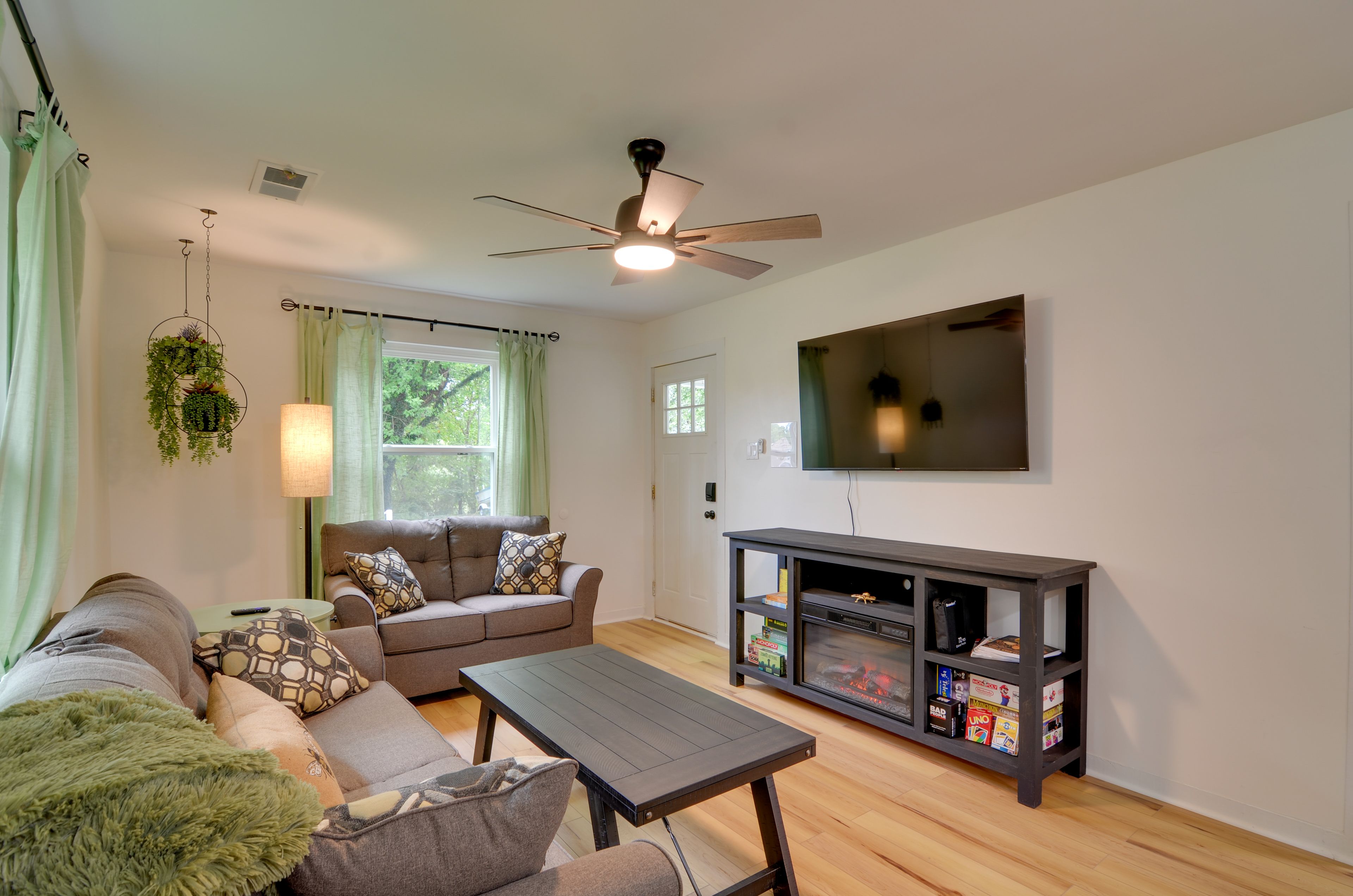 Burnside Vacation Rental | 4BR | 1BA | 2 Steps Required | 1,140 Sq Ft