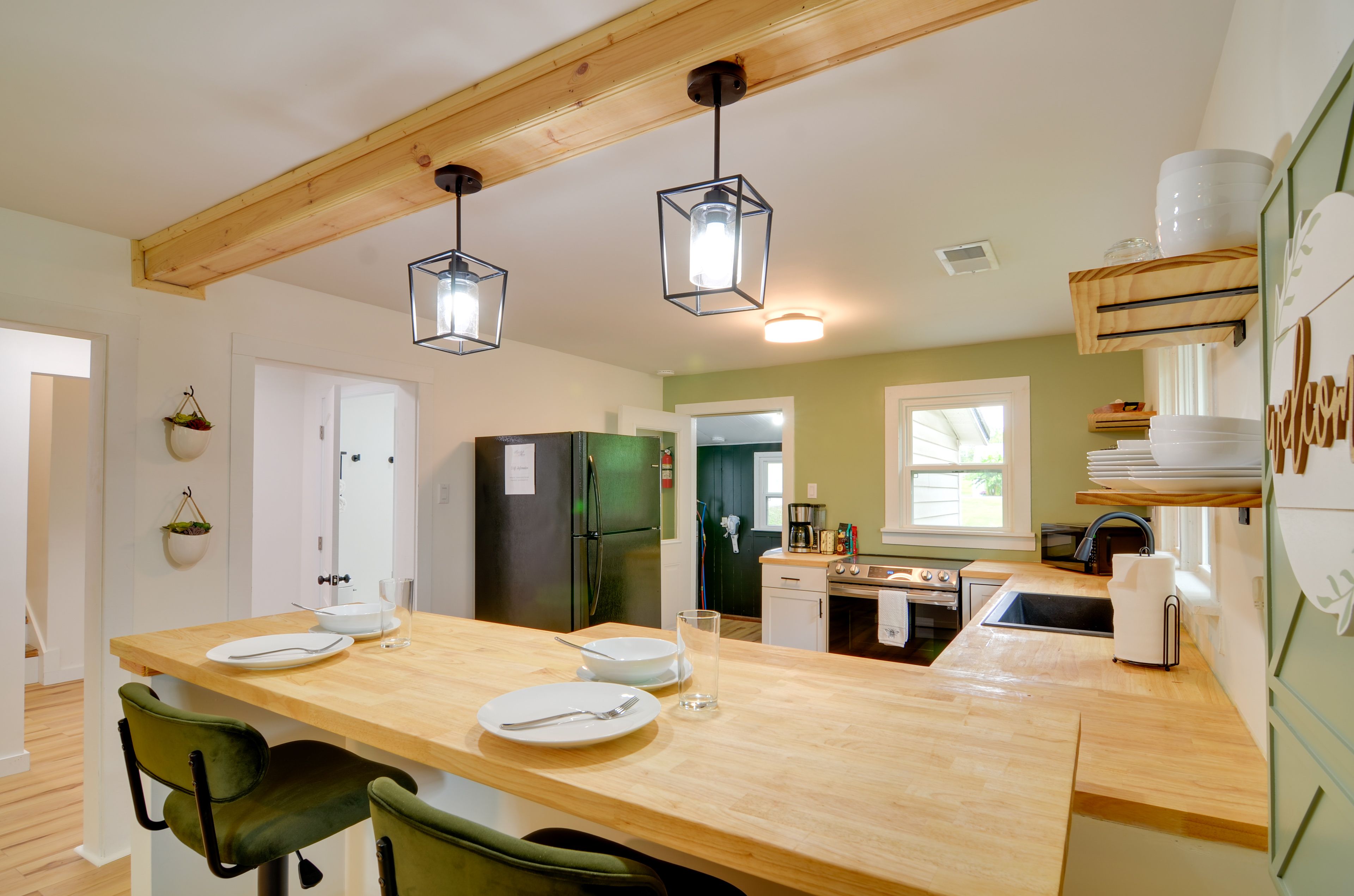 Dining Bar | Dishware/Flatware