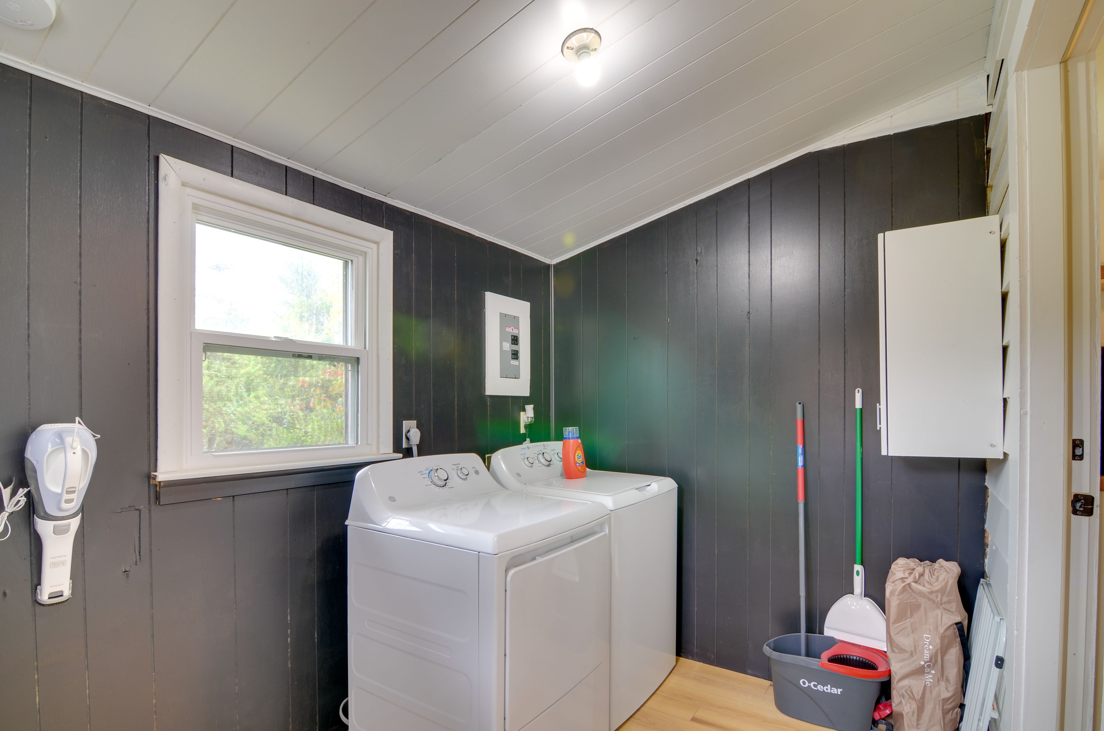 Laundry Area | Detergent Provided