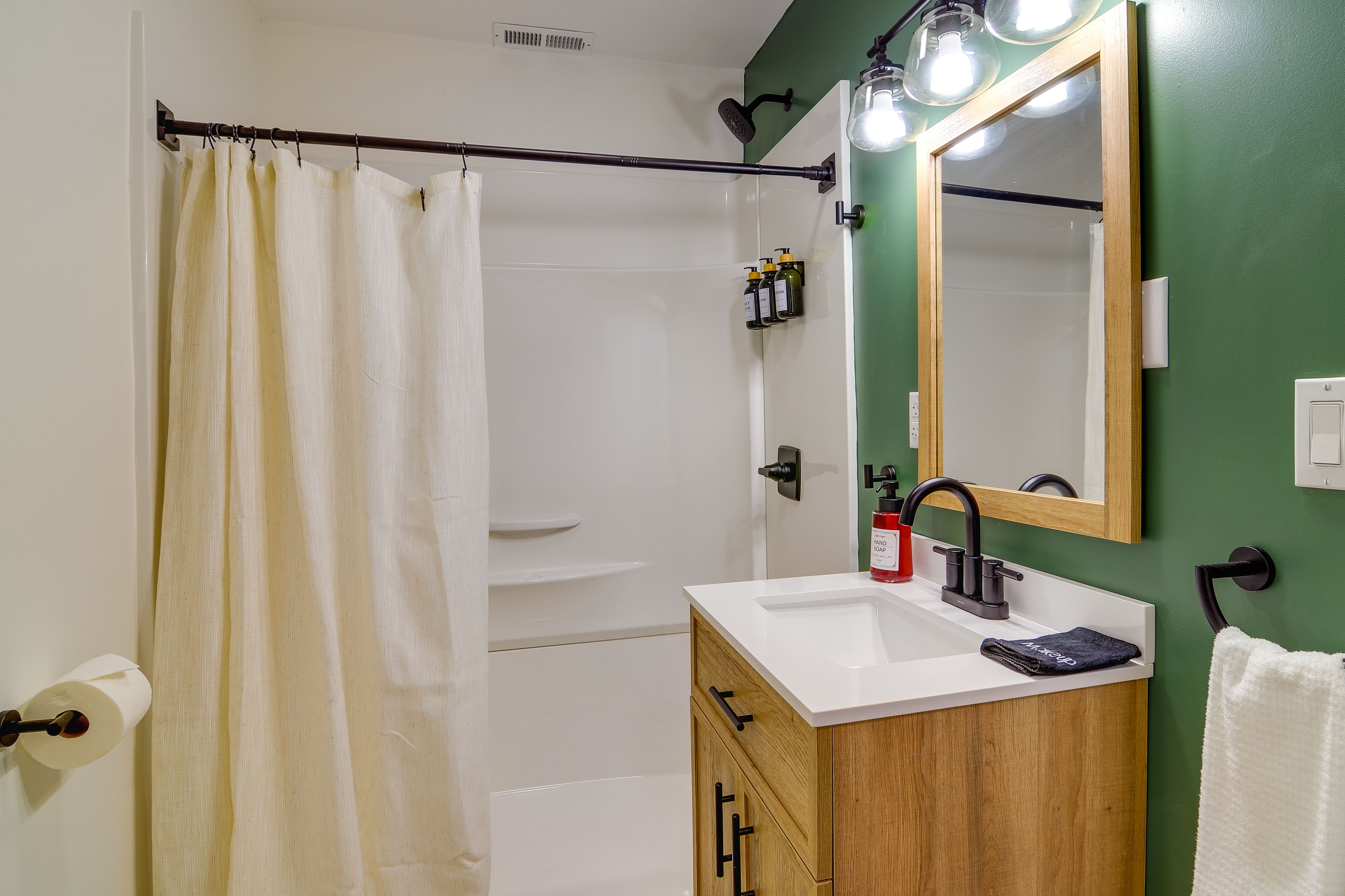 Full Bathroom | Complimentary Toiletries | 1st Floor