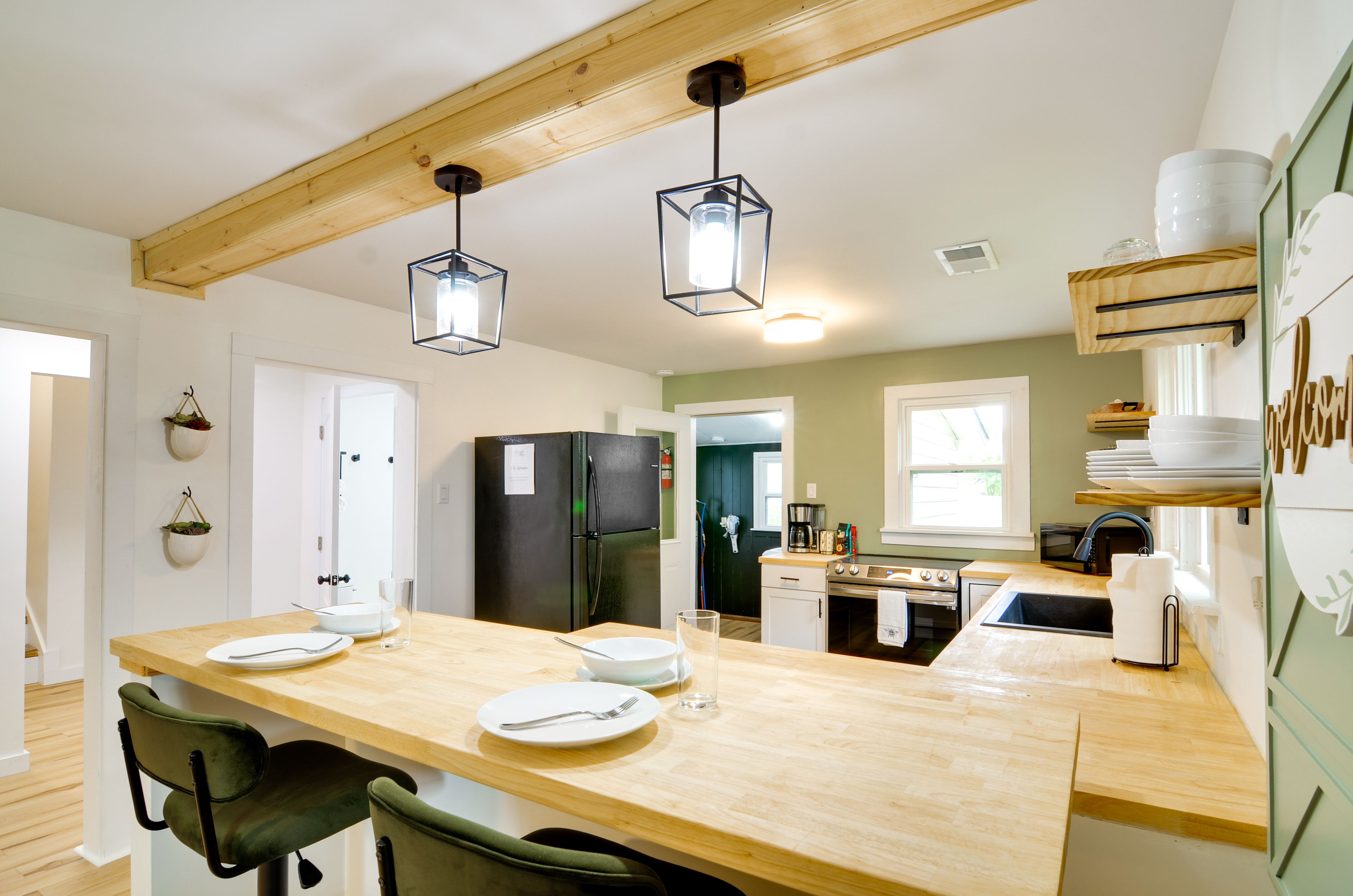 Dining Bar | Dishware/Flatware