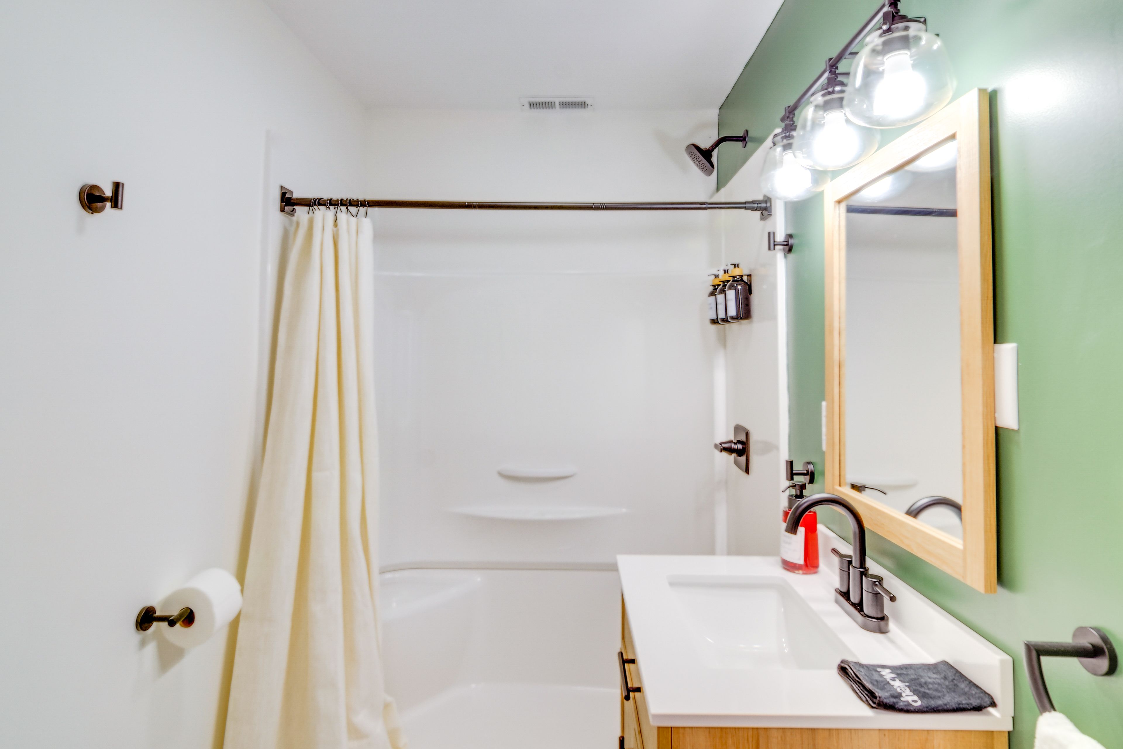 Full Bathroom | Complimentary Toiletries | 1st Floor