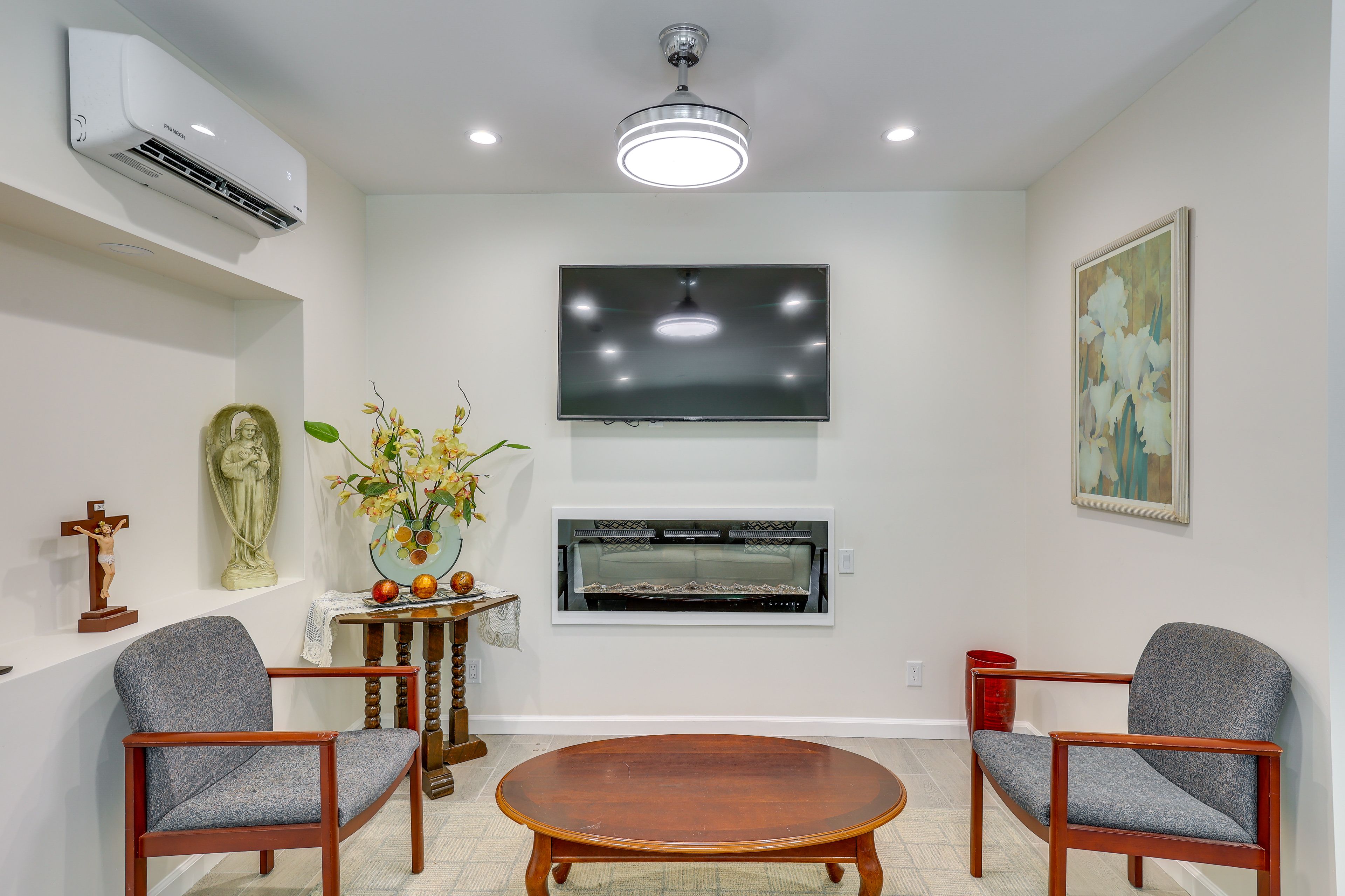 Living Room | Fireplace | Smart TV | Central A/C