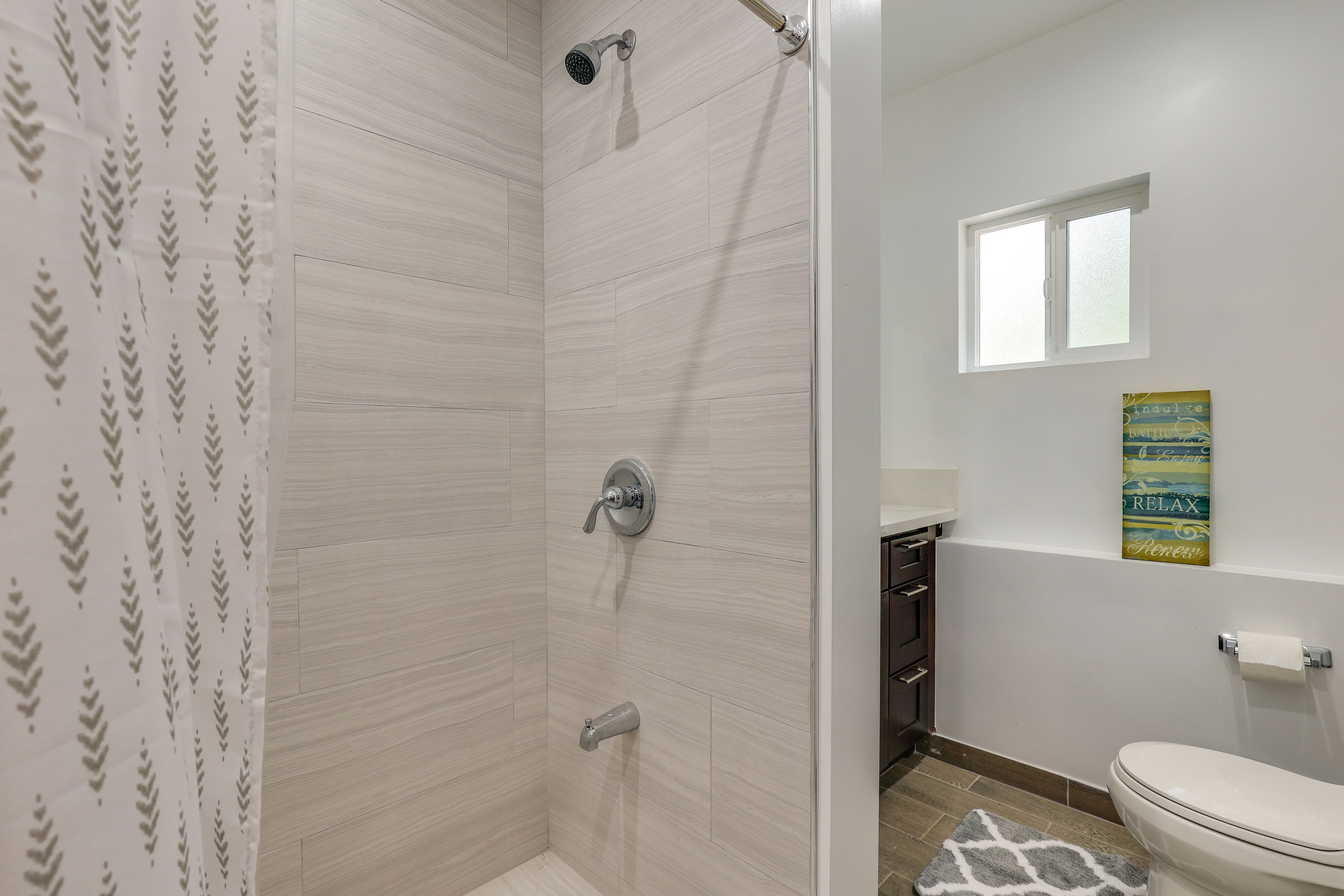 Full Bathroom | Towels Provided | Complimentary Toiletries