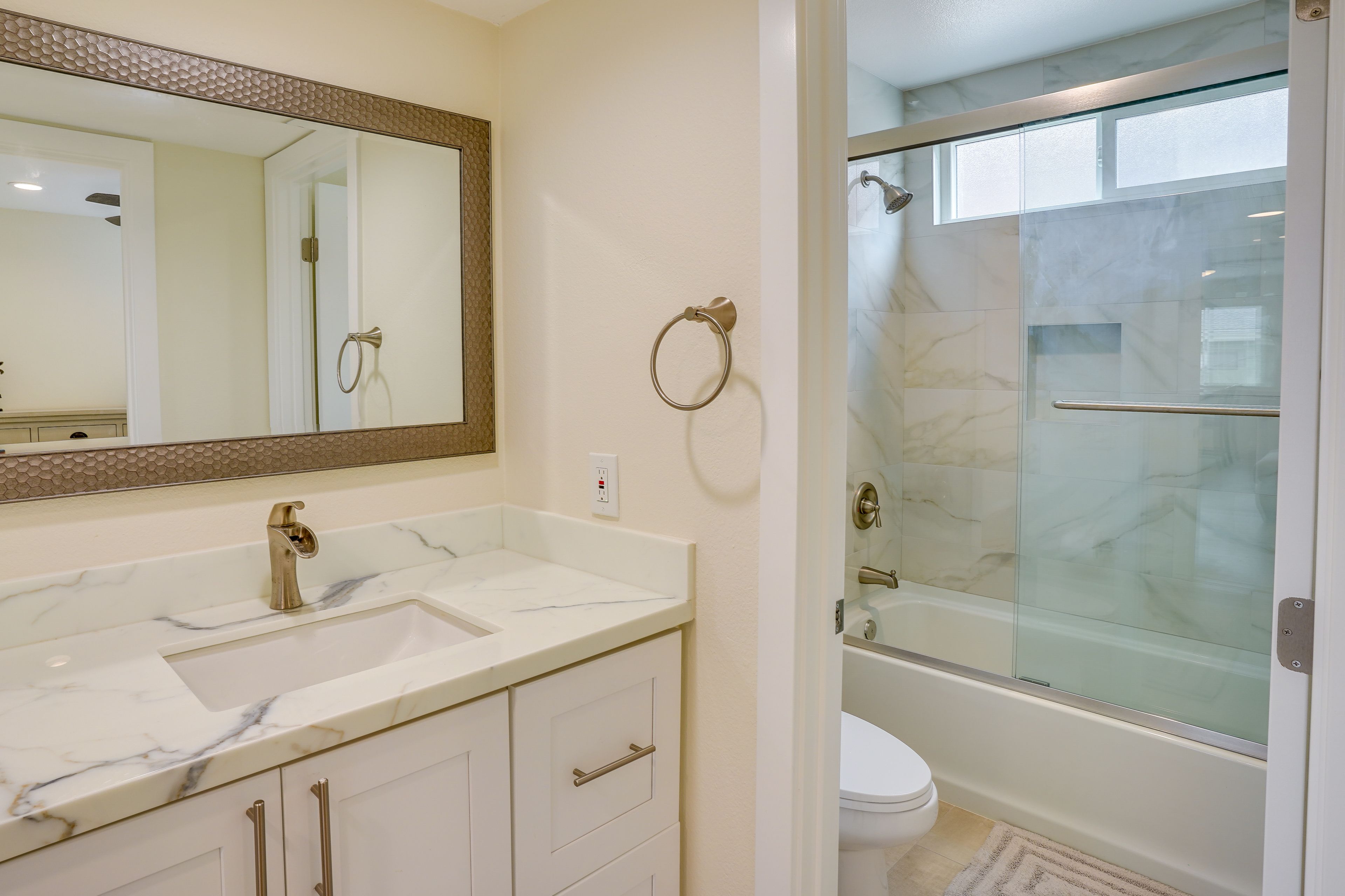Full Bathroom | Towels Provided