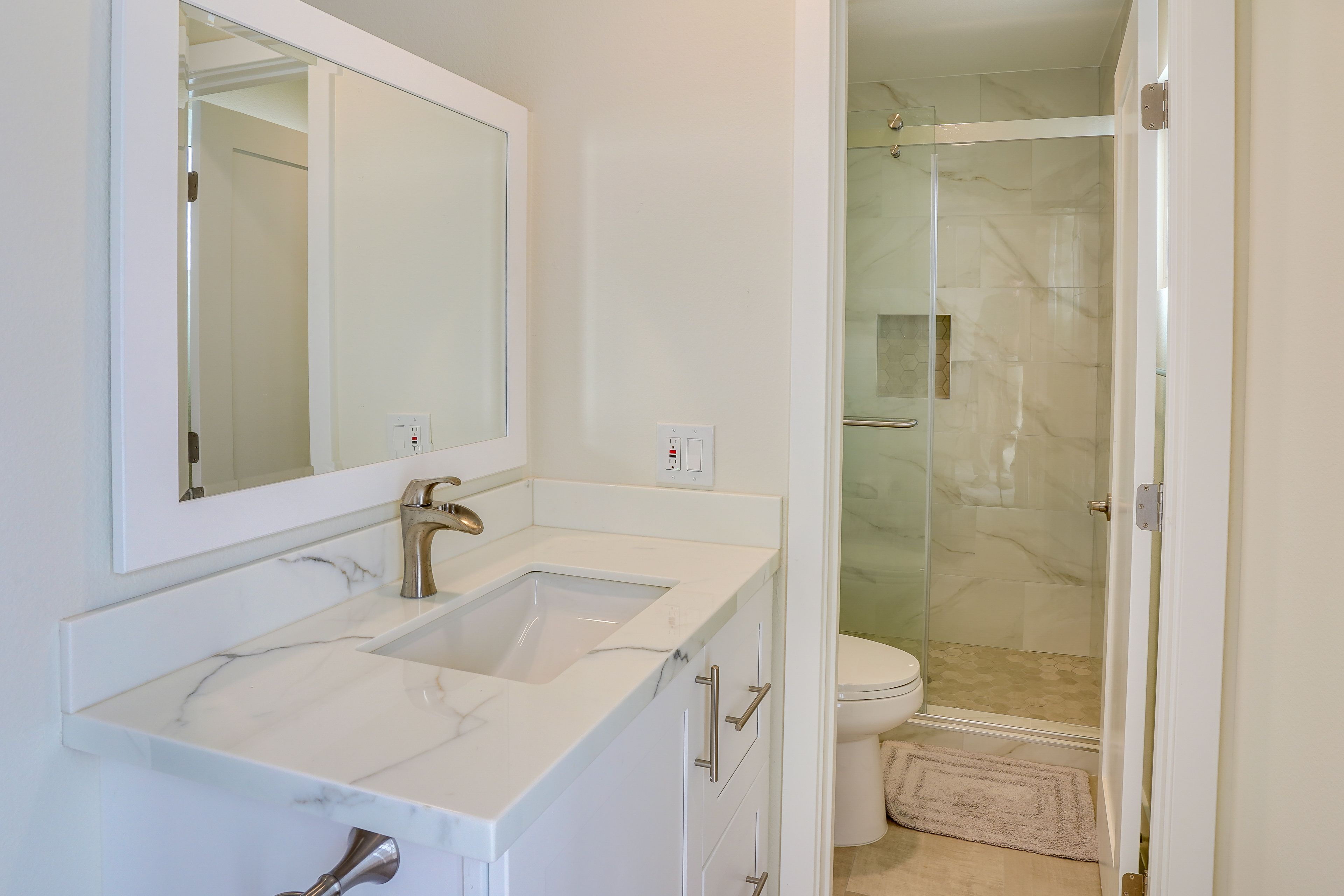 Full Bathroom | Complimentary Toiletries