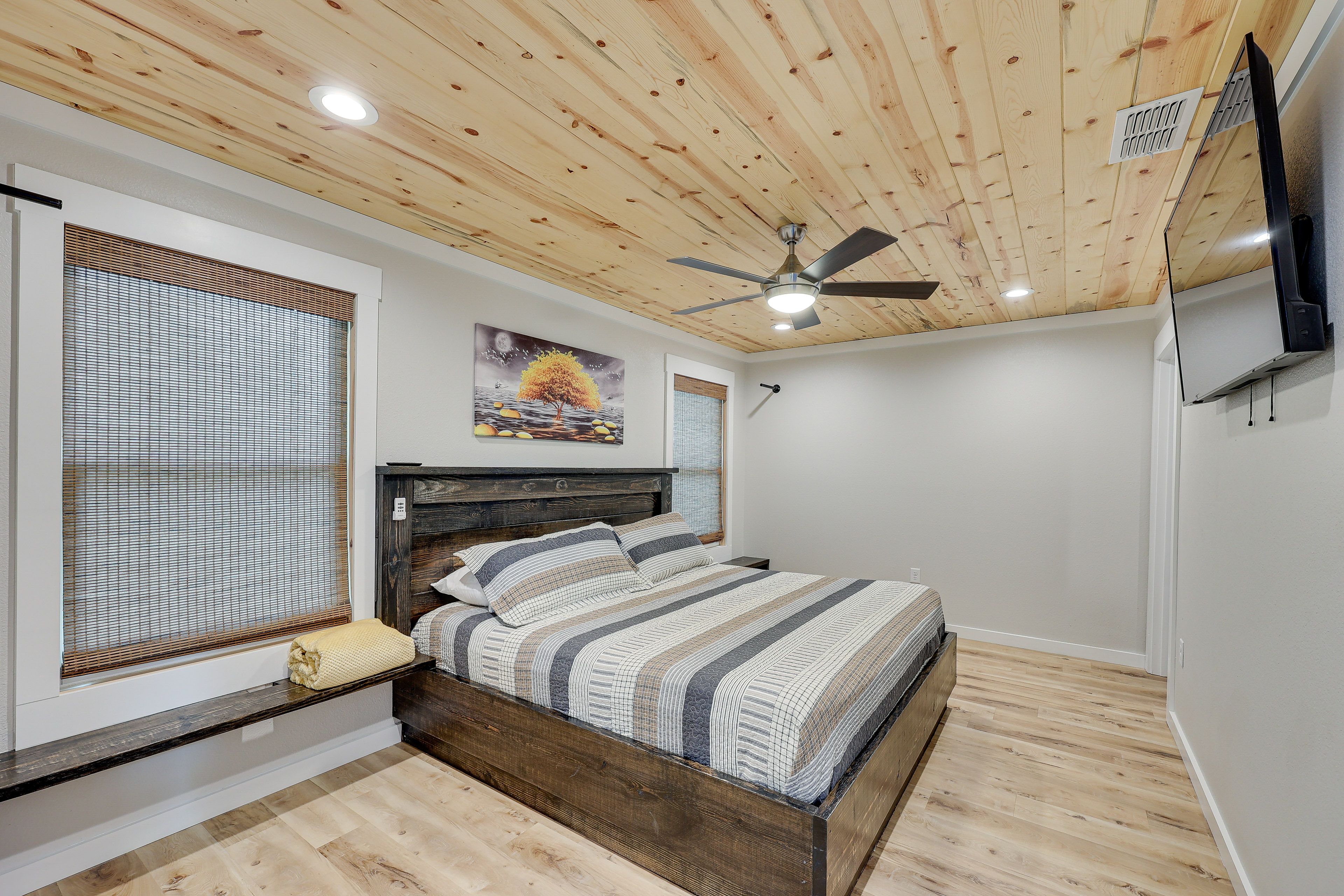 Bedroom 2 | King Bed | Smart TV | En-Suite Bathroom
