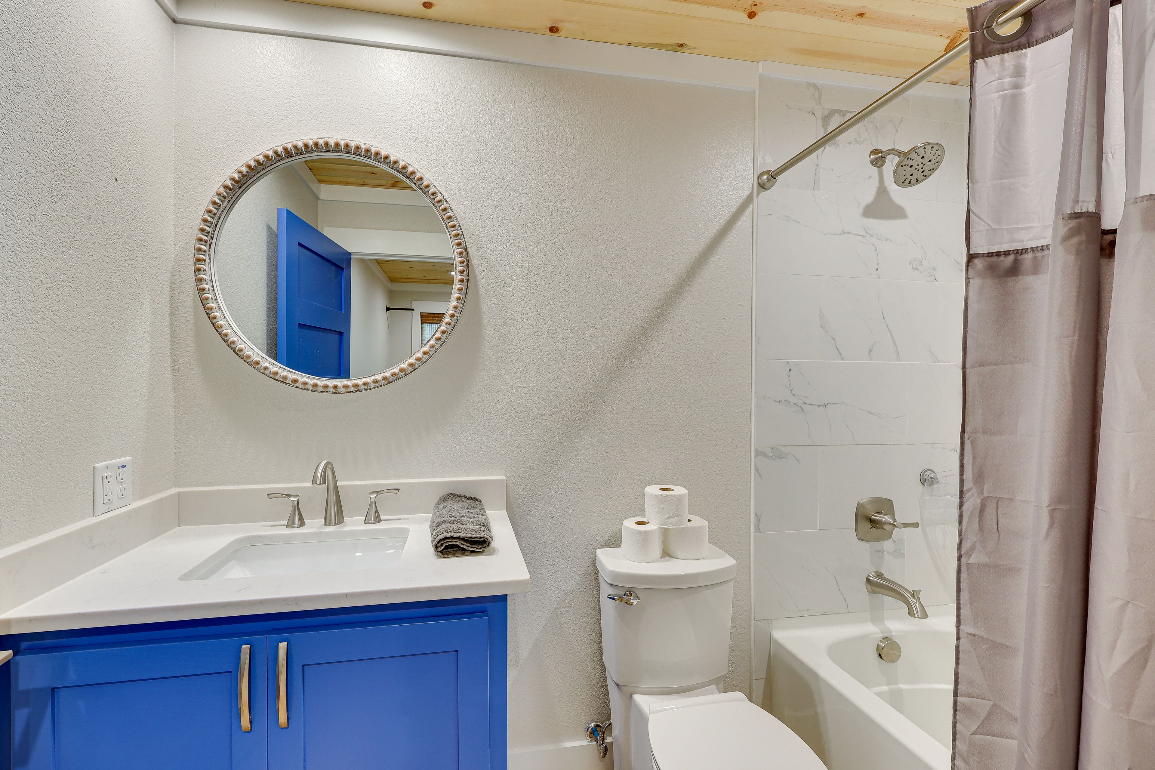 Full Bathroom | Shower/Tub Combo