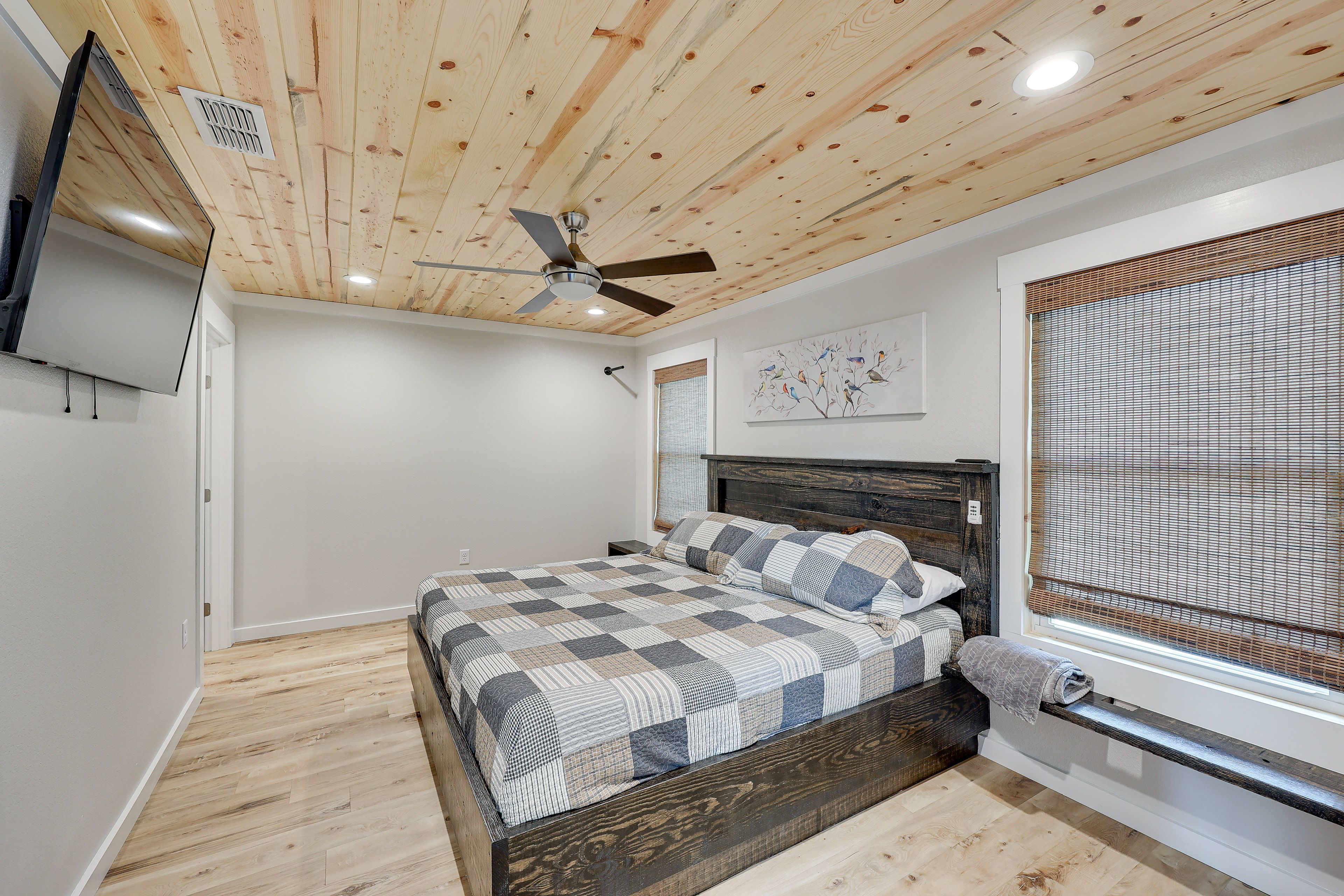 Bedroom 3 | King Bed | Smart TV | En-Suite Bathroom