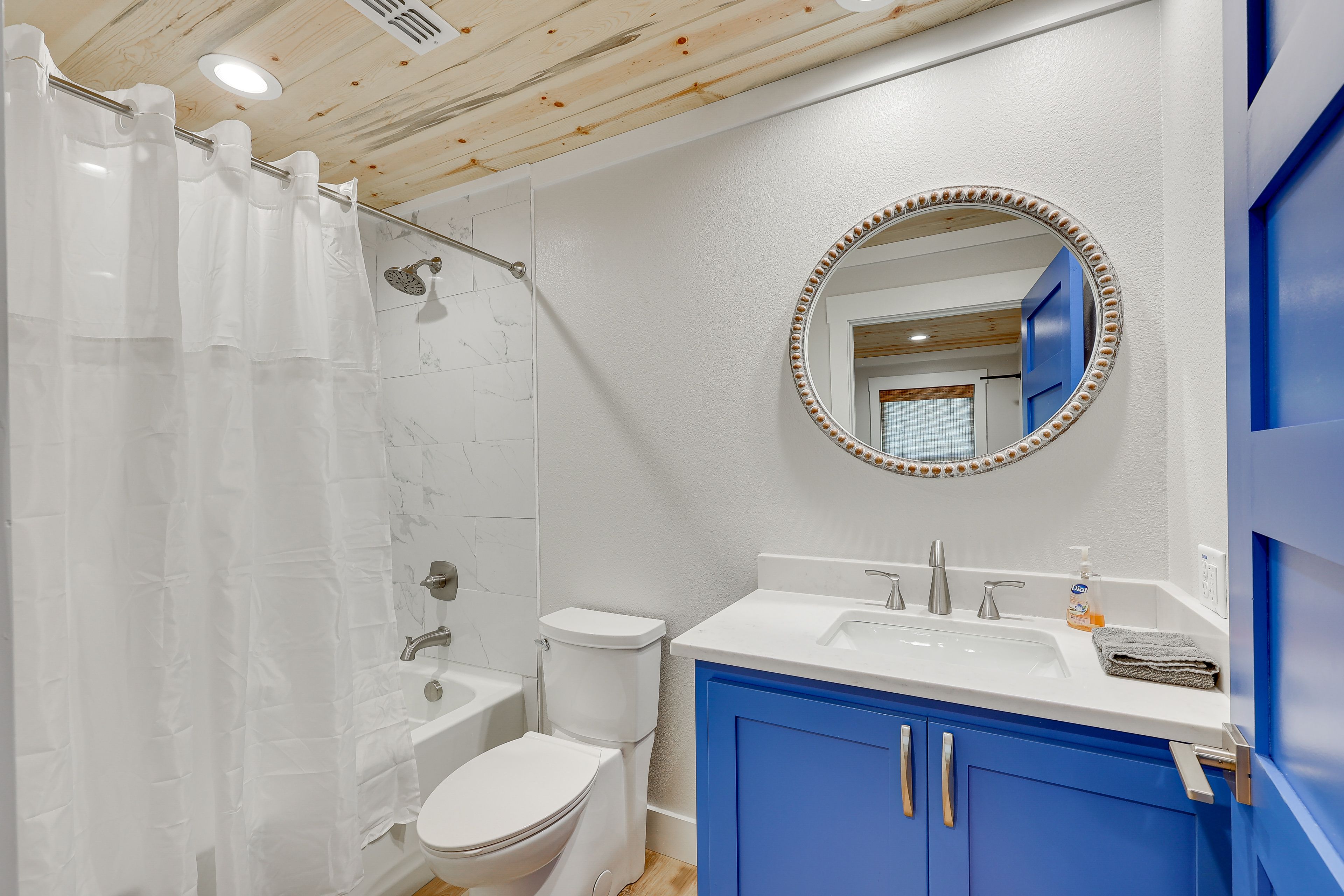 Full Bathroom | Shower/Tub Combo