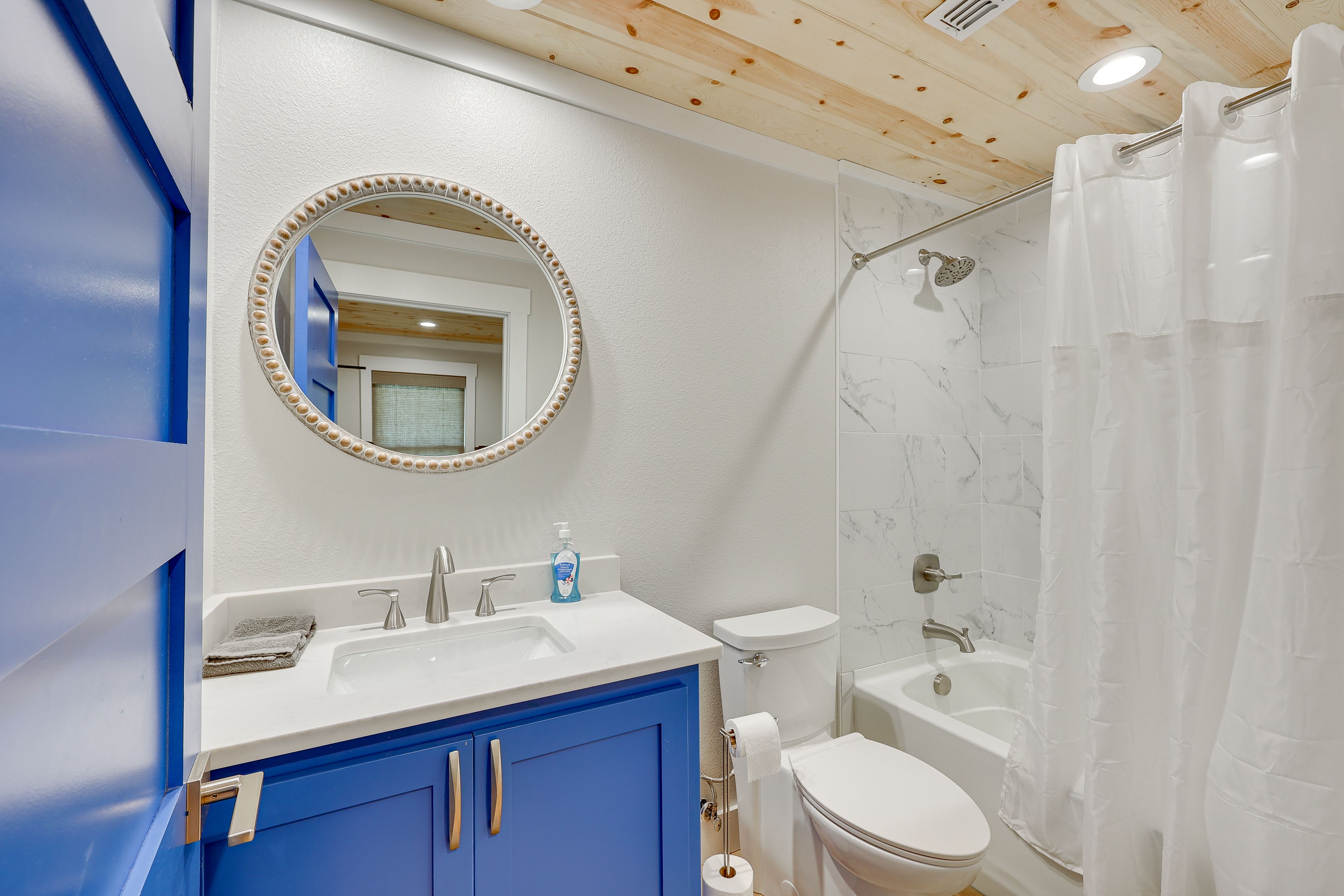 Full Bathroom | Shower/Tub Combo